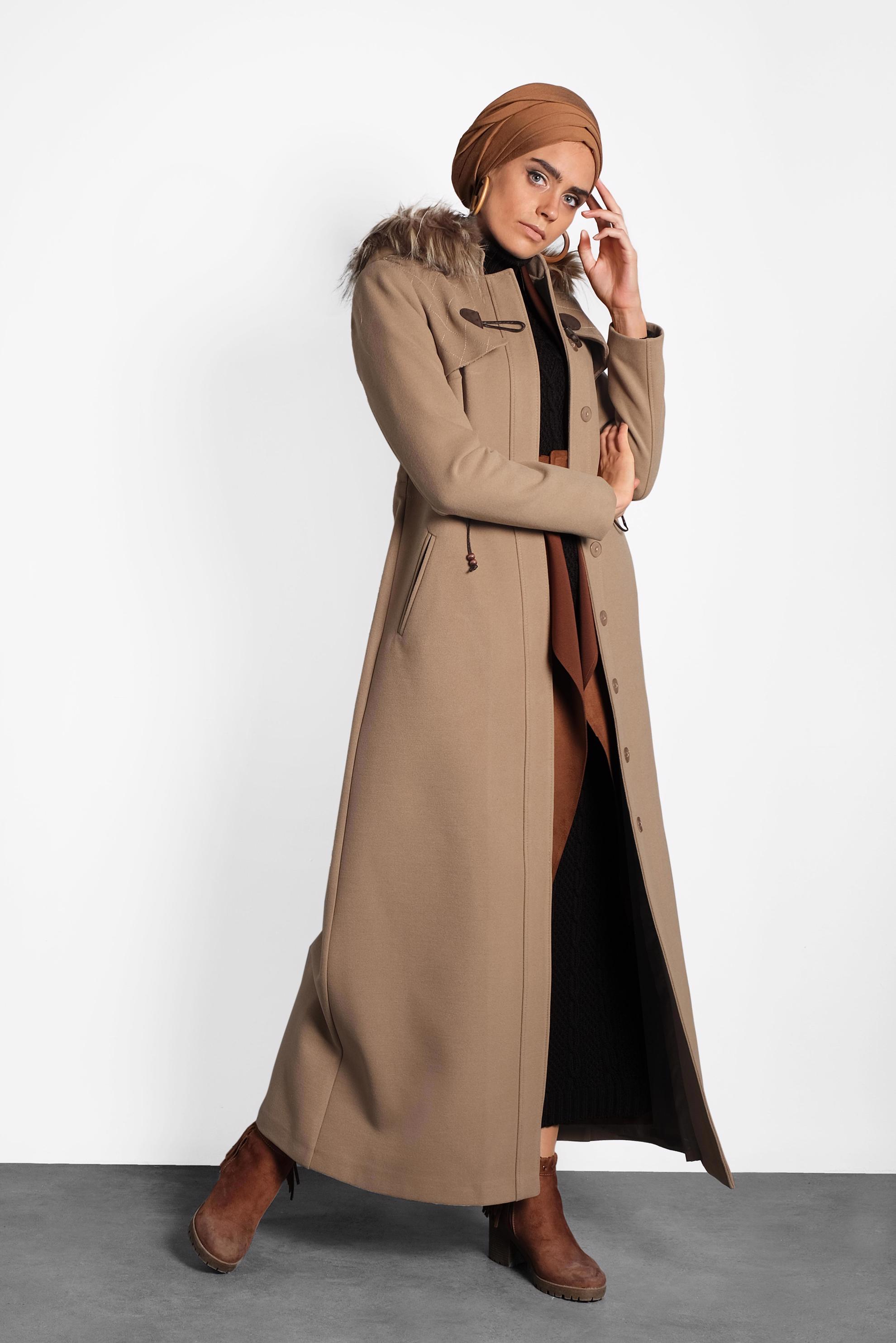 Tesettür giyim KAHVE BELİ BÜZGÜ DETAYLI KÜRKLÜ KAPÜŞONLU KAŞE MANTO 90038 