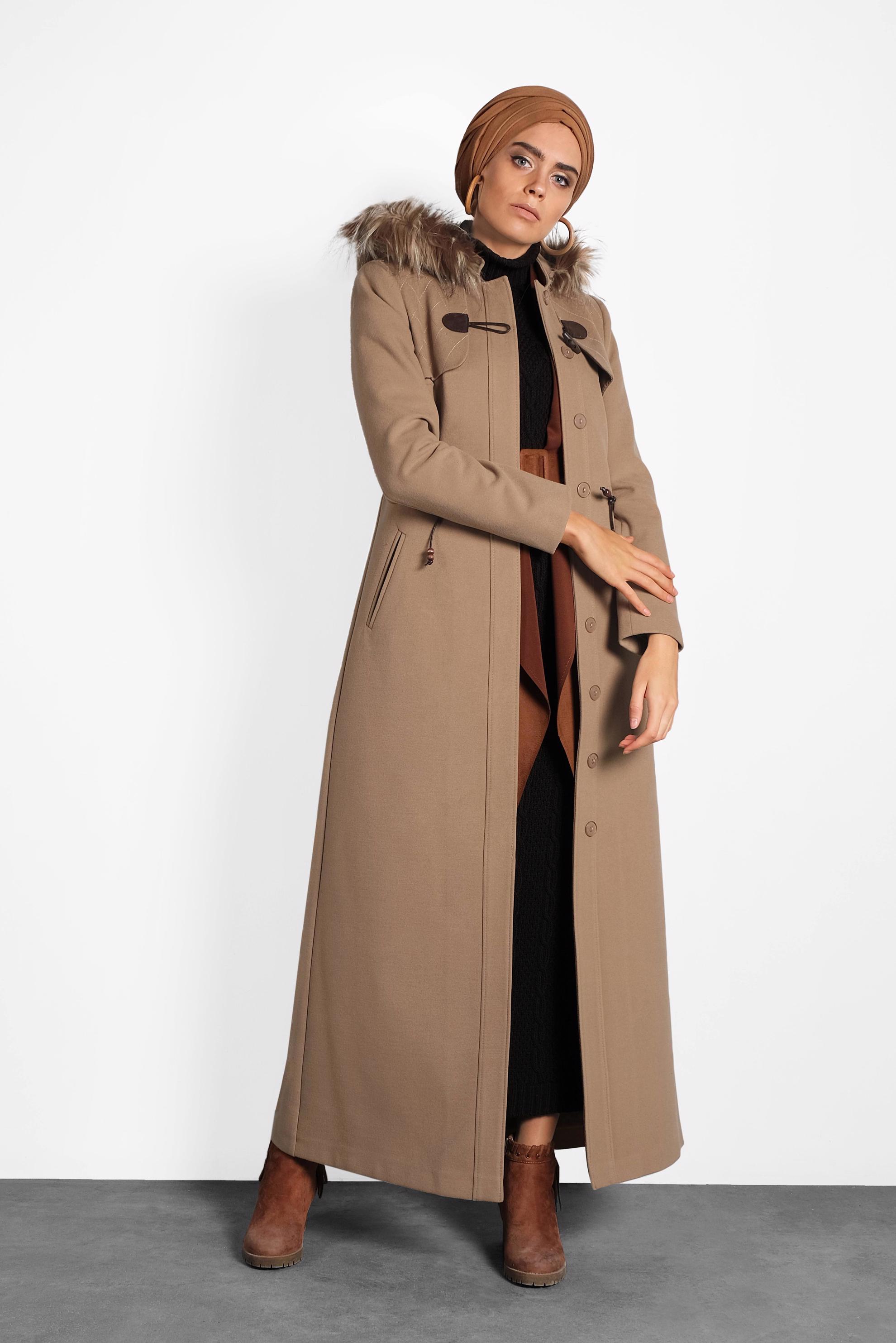 Tesettür giyim KAHVE BELİ BÜZGÜ DETAYLI KÜRKLÜ KAPÜŞONLU KAŞE MANTO 90038 