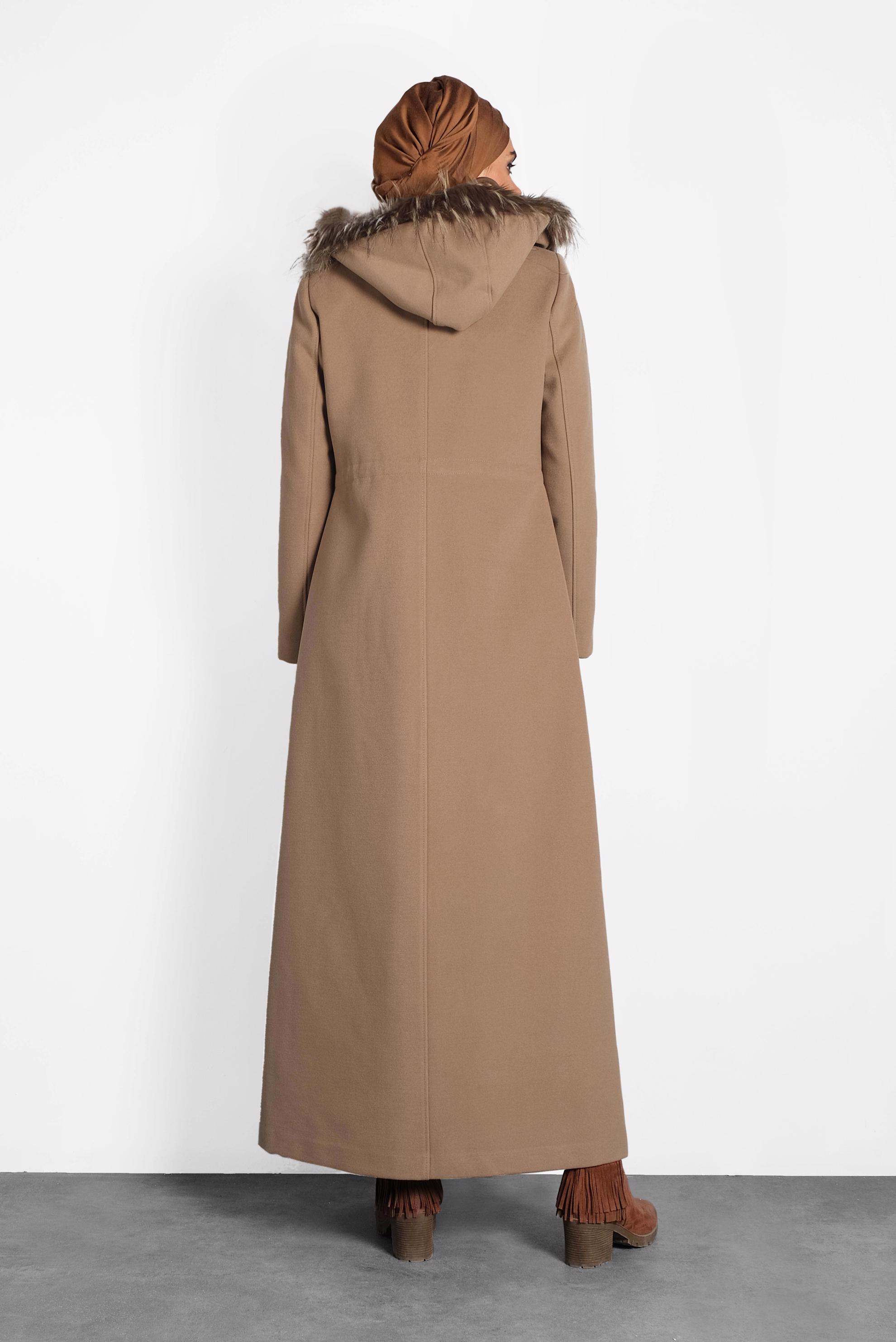 Tesettür giyim KAHVE BELİ BÜZGÜ DETAYLI KÜRKLÜ KAPÜŞONLU KAŞE MANTO 90038 