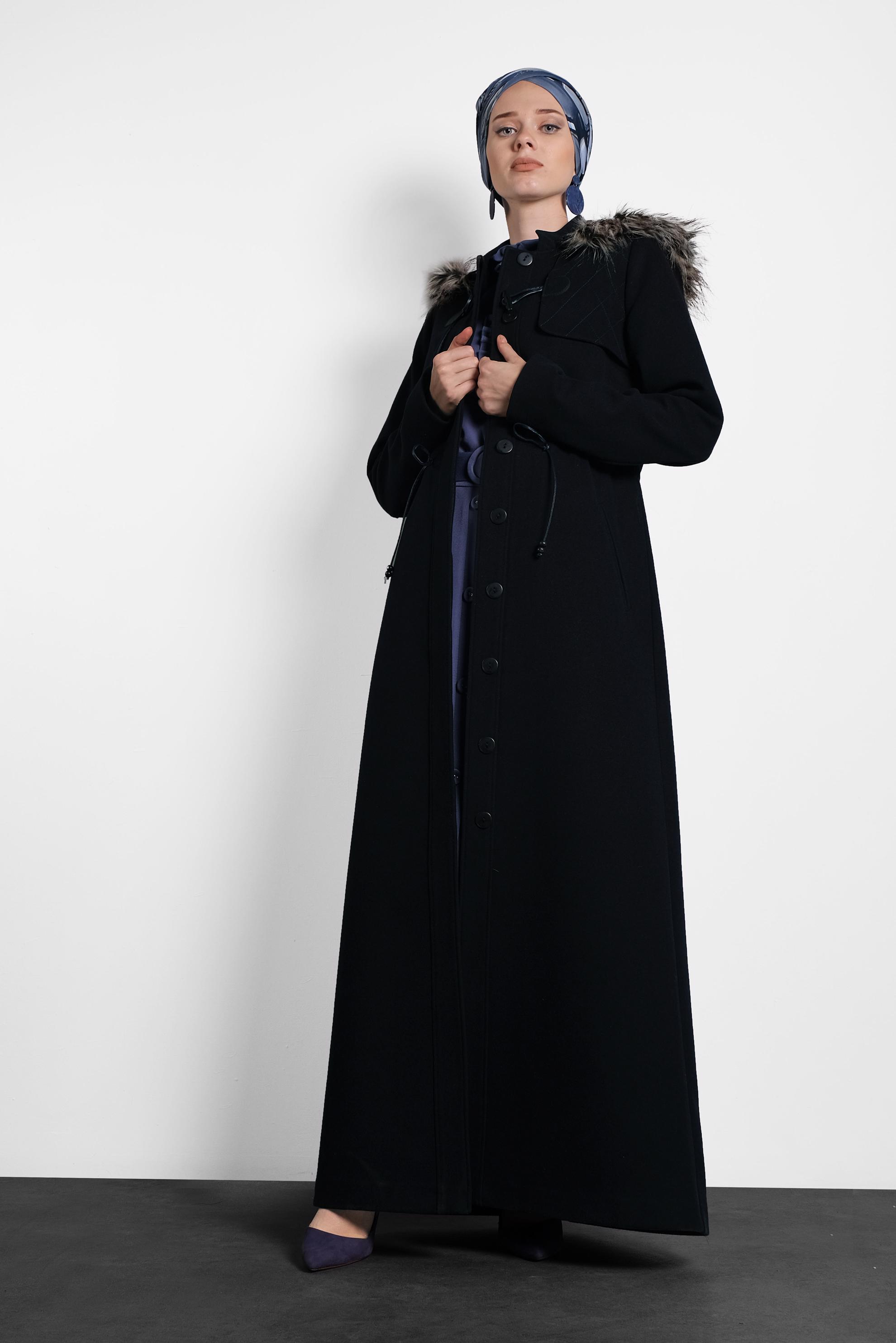 Tesettür giyim LACİVERT BELİ BÜZGÜ DETAYLI KÜRKLÜ KAPÜŞONLU KAŞE MANTO 90038 