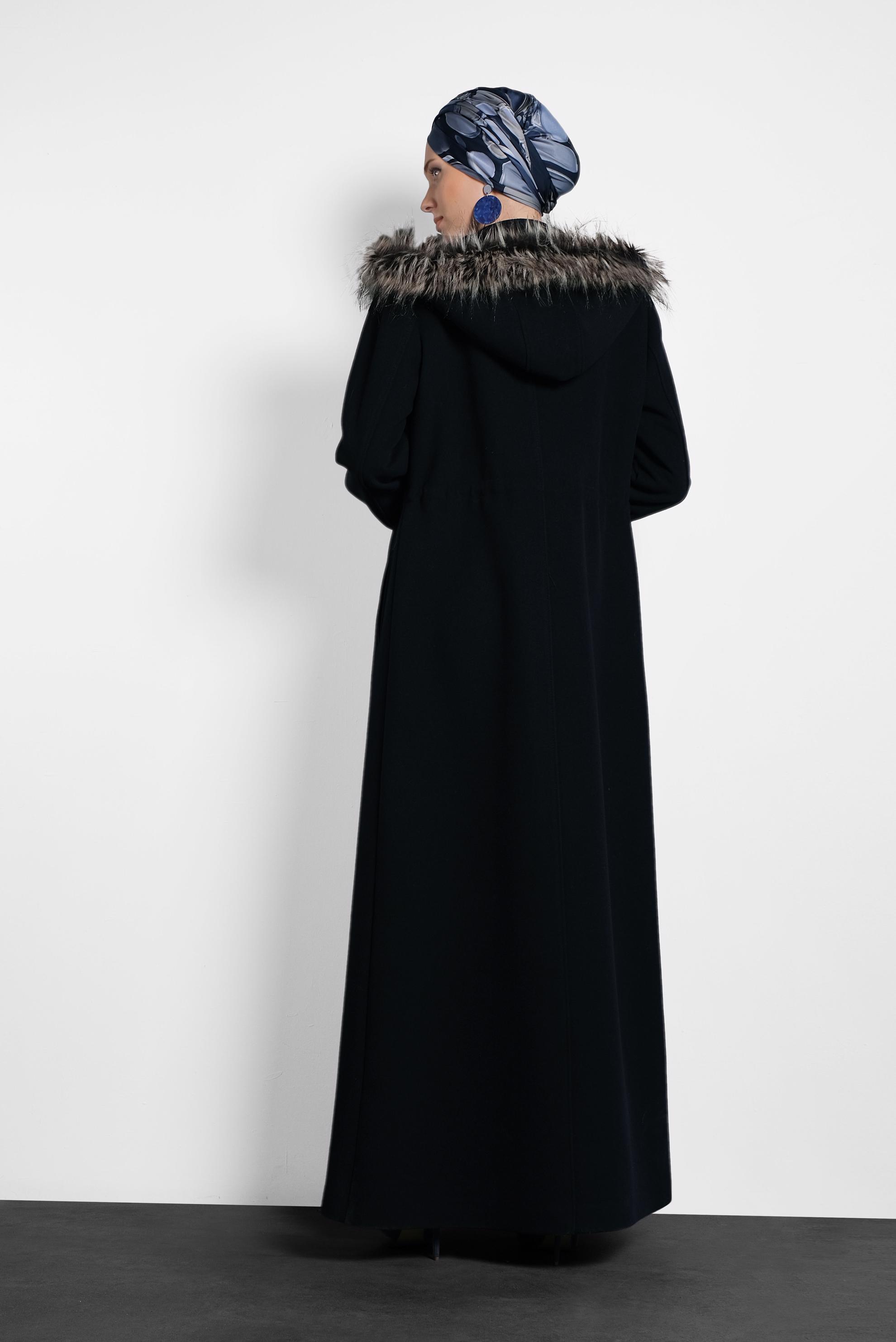 Tesettür giyim LACİVERT BELİ BÜZGÜ DETAYLI KÜRKLÜ KAPÜŞONLU KAŞE MANTO 90038 