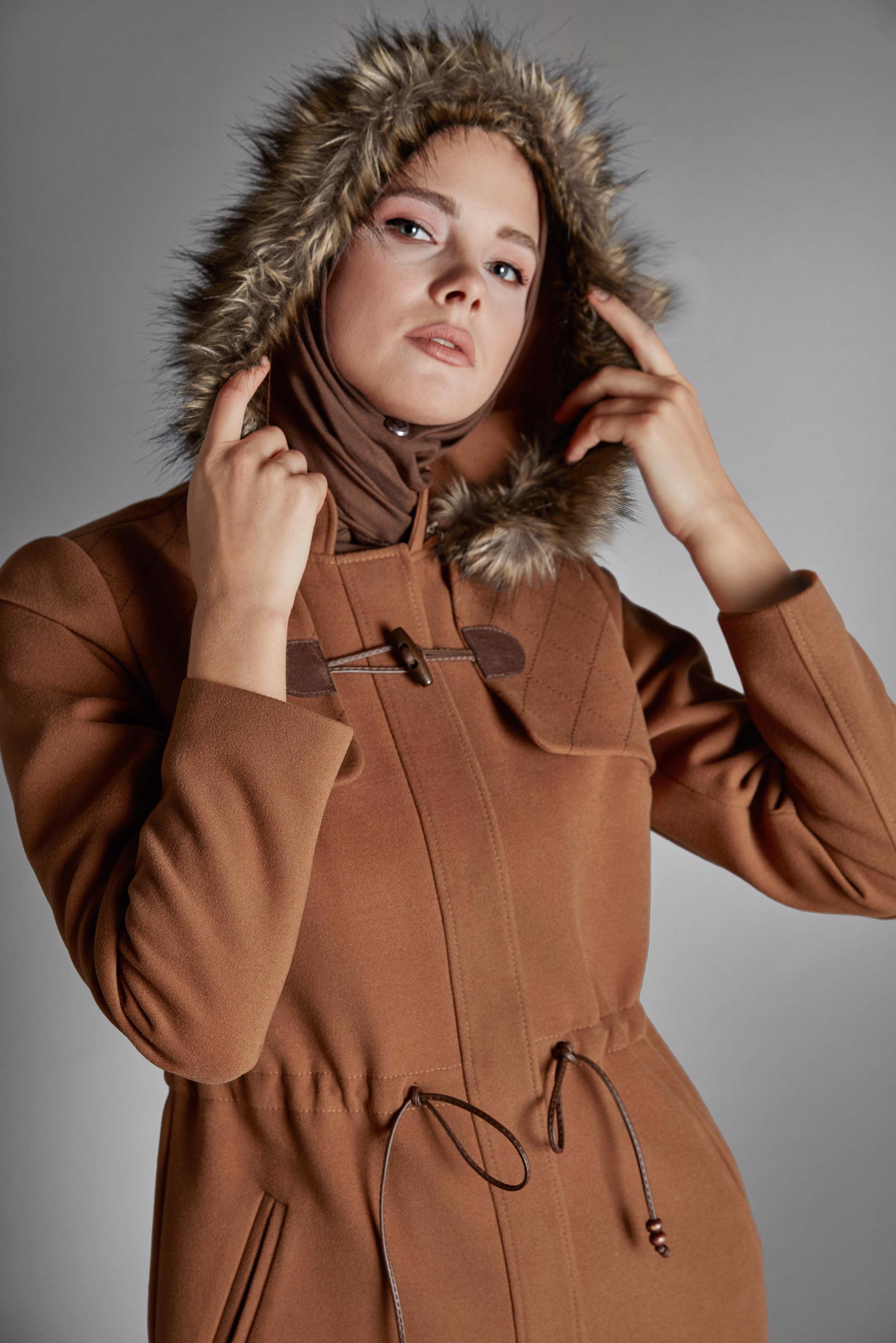 Tesettür giyim TABA BELİ BÜZGÜ DETAYLI KÜRKLÜ KAPÜŞONLU KAŞE MANTO 90038 