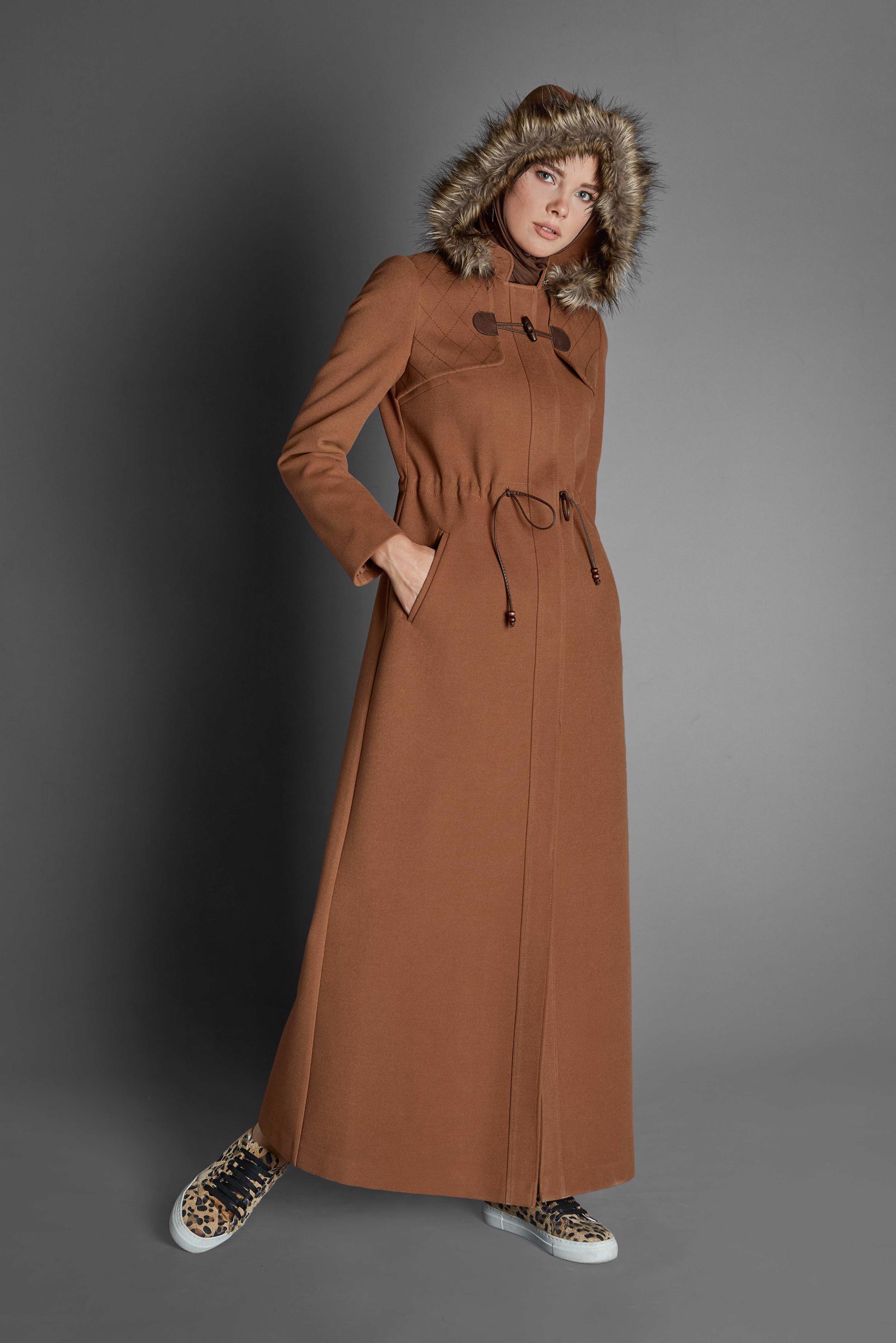 Tesettür giyim TABA BELİ BÜZGÜ DETAYLI KÜRKLÜ KAPÜŞONLU KAŞE MANTO 90038 