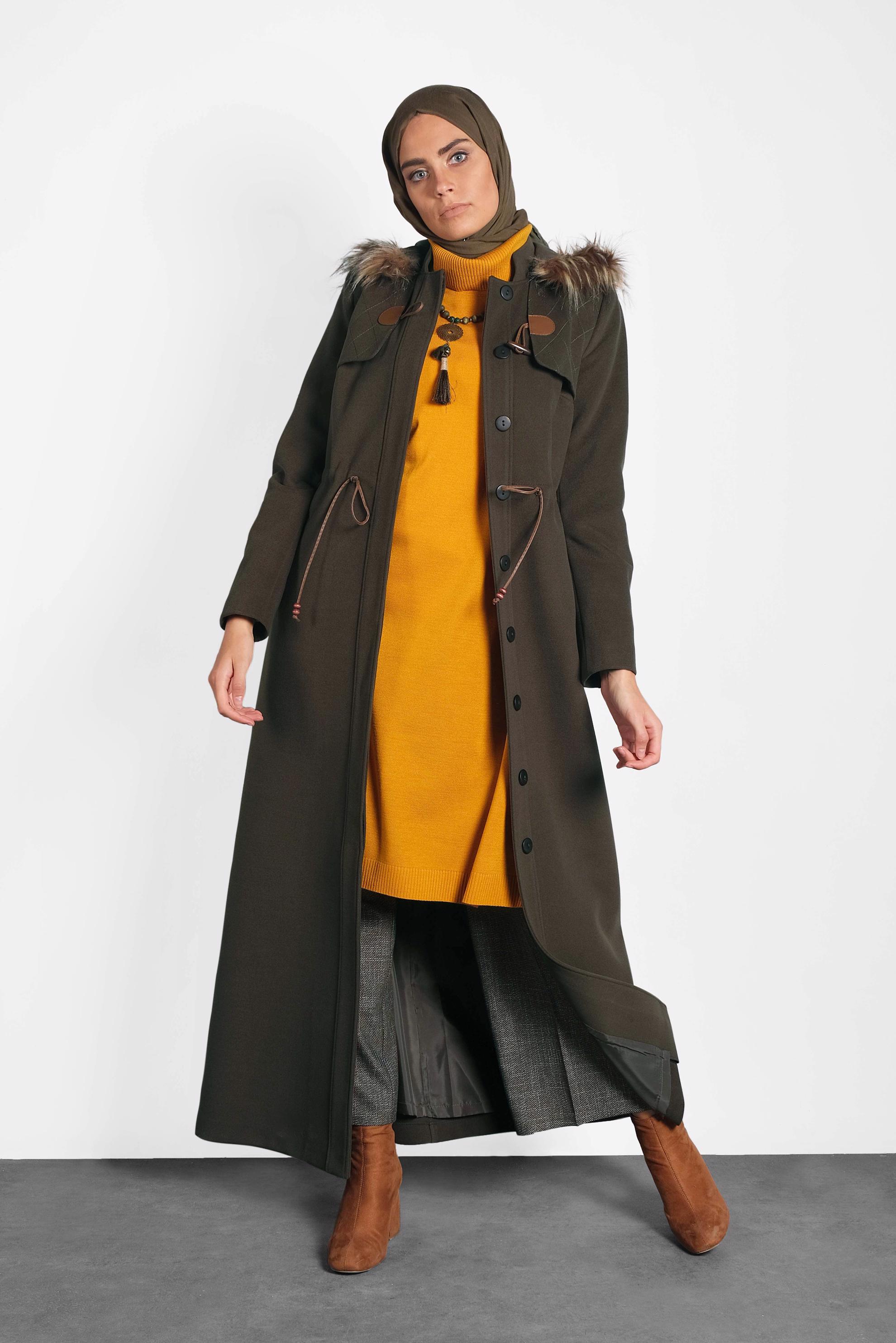 Tesettür giyim HAKİ BELİ BÜZGÜ DETAYLI KÜRKLÜ KAPÜŞONLU KAŞE MANTO 90038 