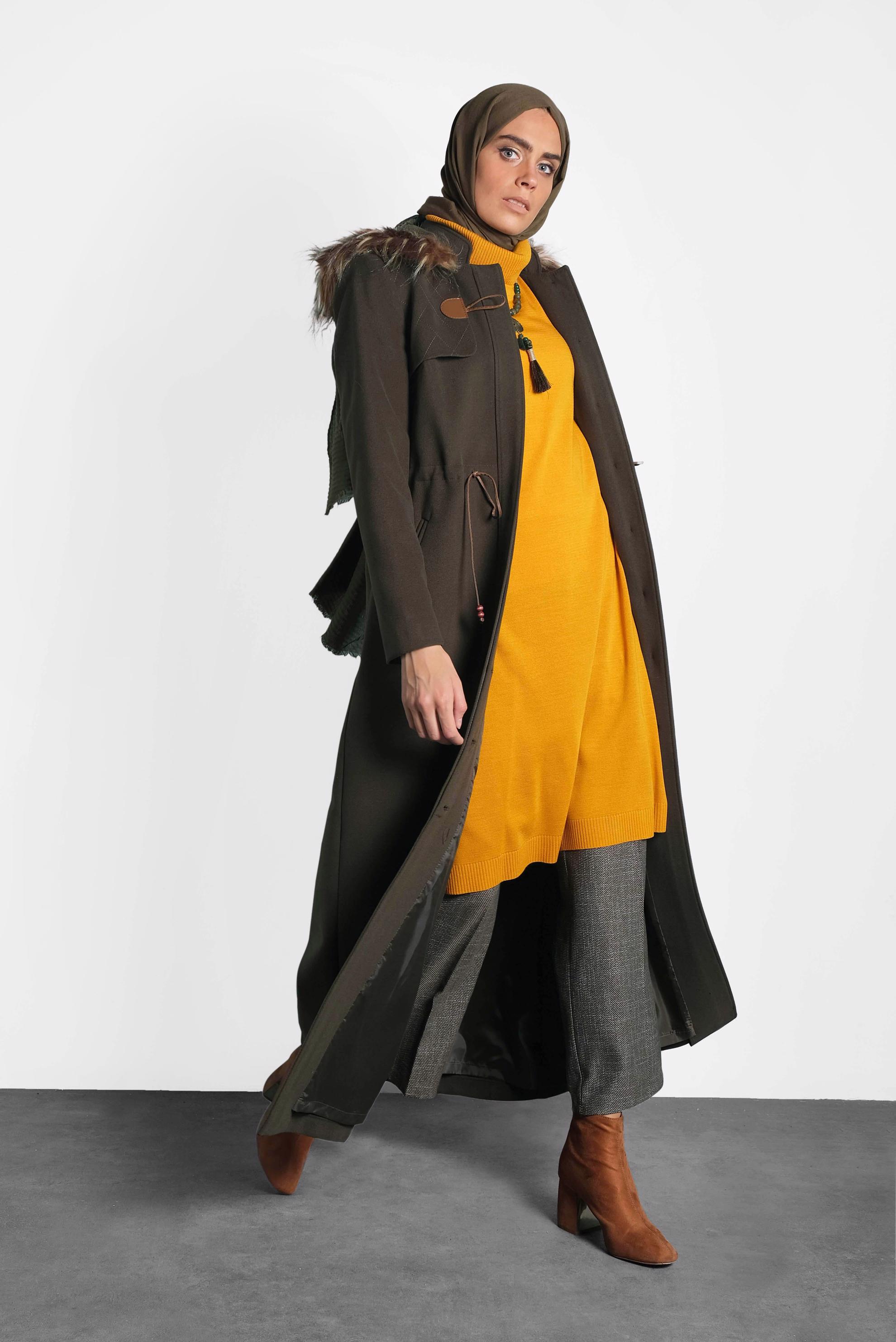 Tesettür giyim HAKİ BELİ BÜZGÜ DETAYLI KÜRKLÜ KAPÜŞONLU KAŞE MANTO 90038 