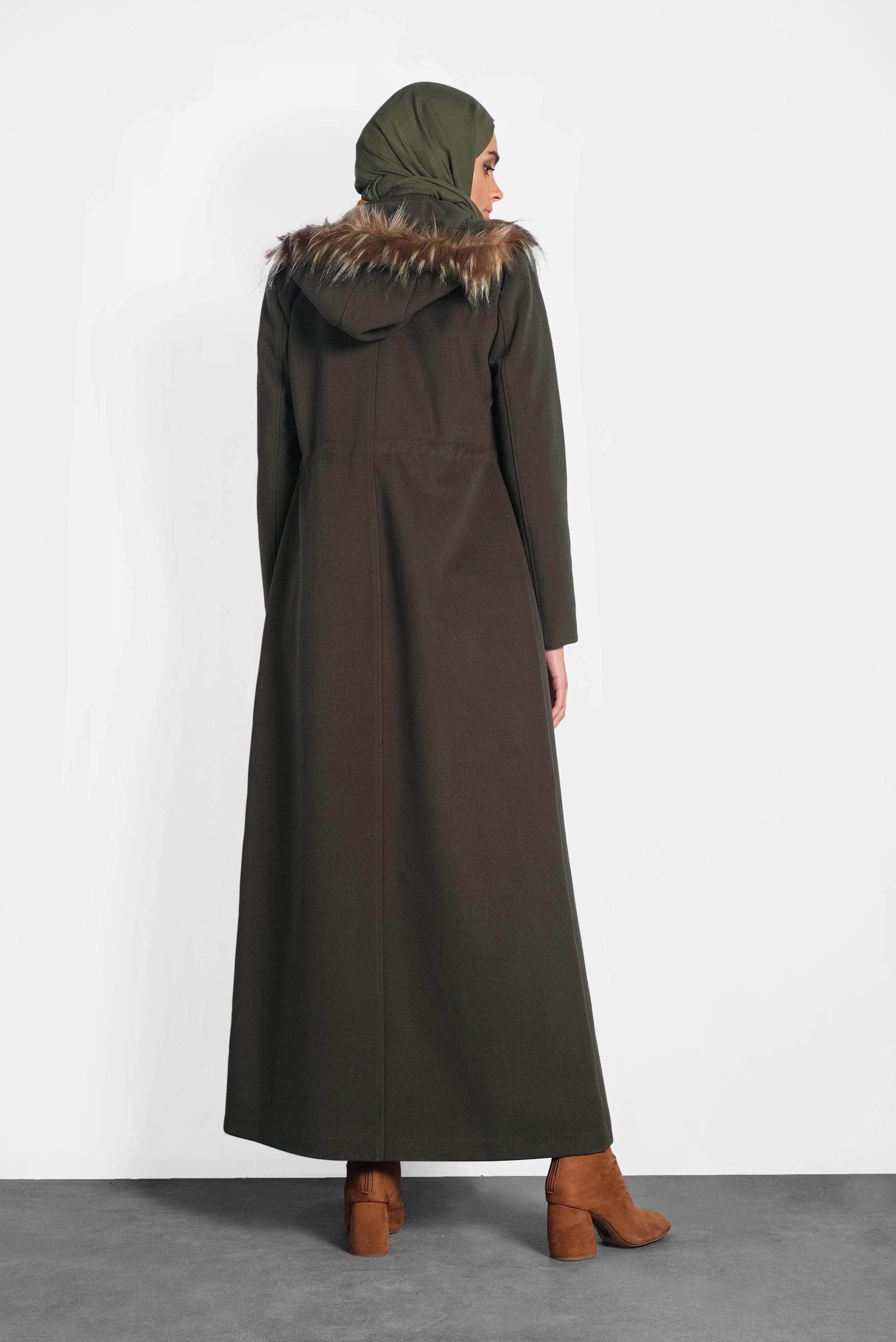 Tesettür giyim HAKİ BELİ BÜZGÜ DETAYLI KÜRKLÜ KAPÜŞONLU KAŞE MANTO 90038 