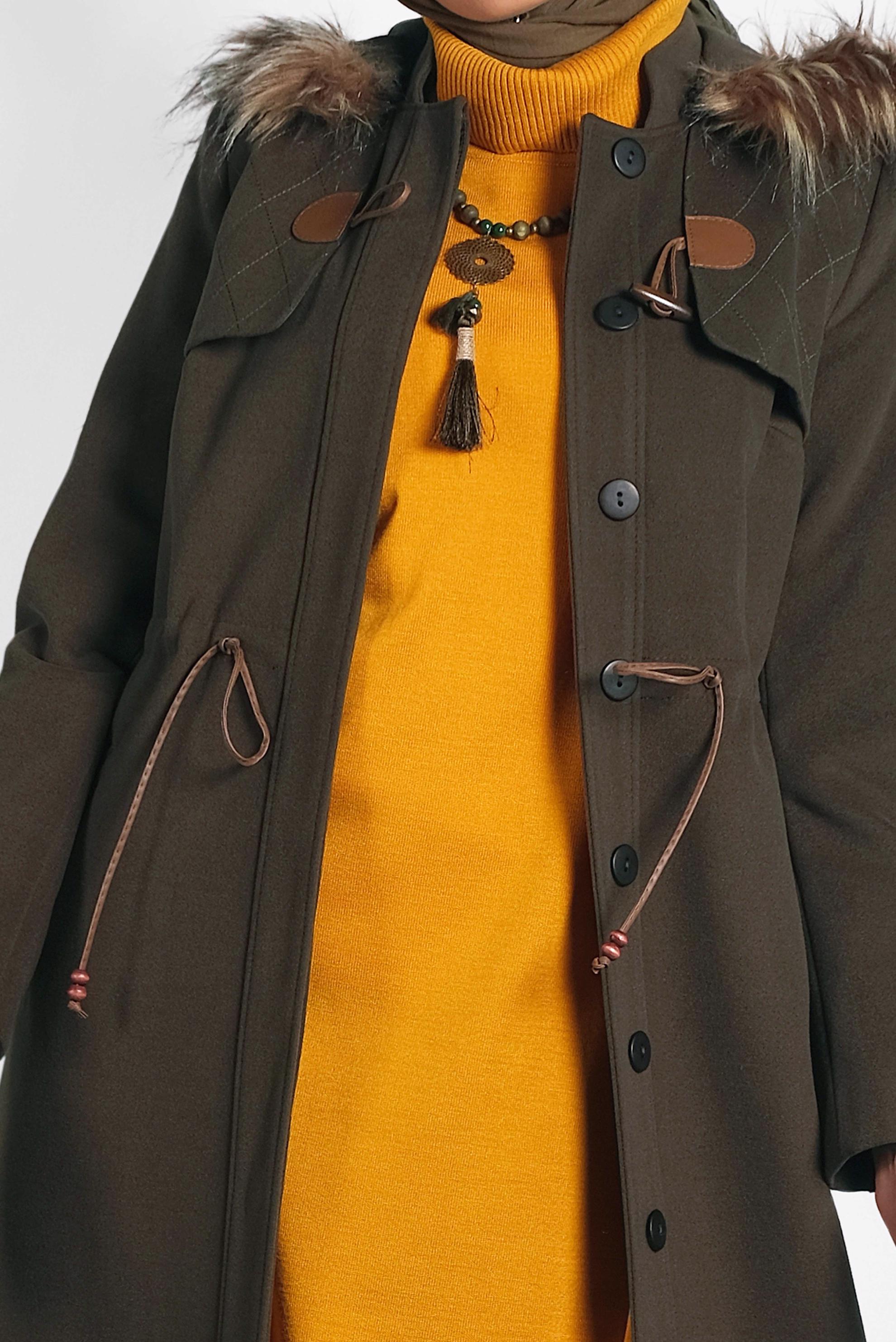 Tesettür giyim HAKİ BELİ BÜZGÜ DETAYLI KÜRKLÜ KAPÜŞONLU KAŞE MANTO 90038 