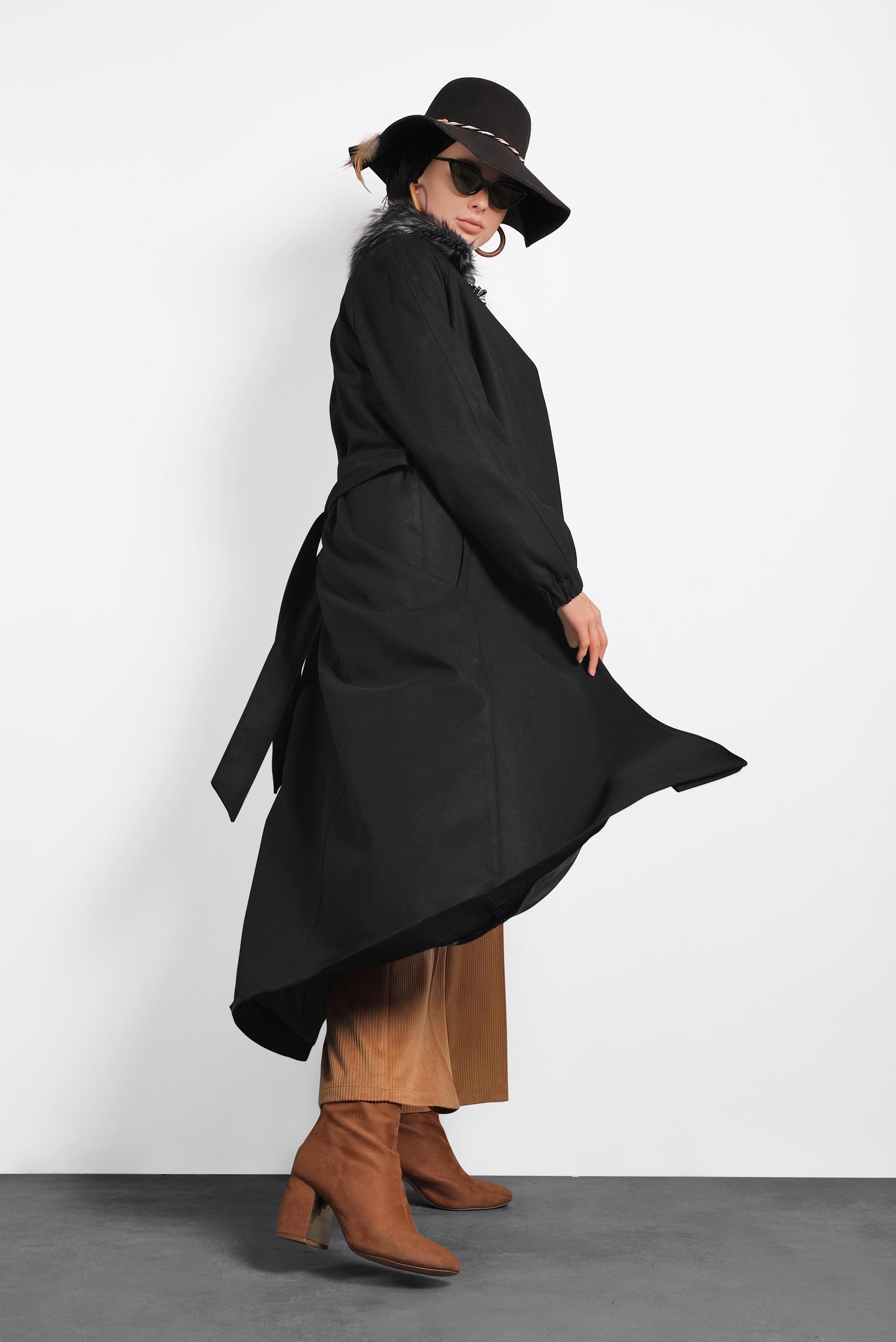 Tesettür giyim SİYAH YAKASI KÜRKLÜ KUŞAKLI MANTO 90077