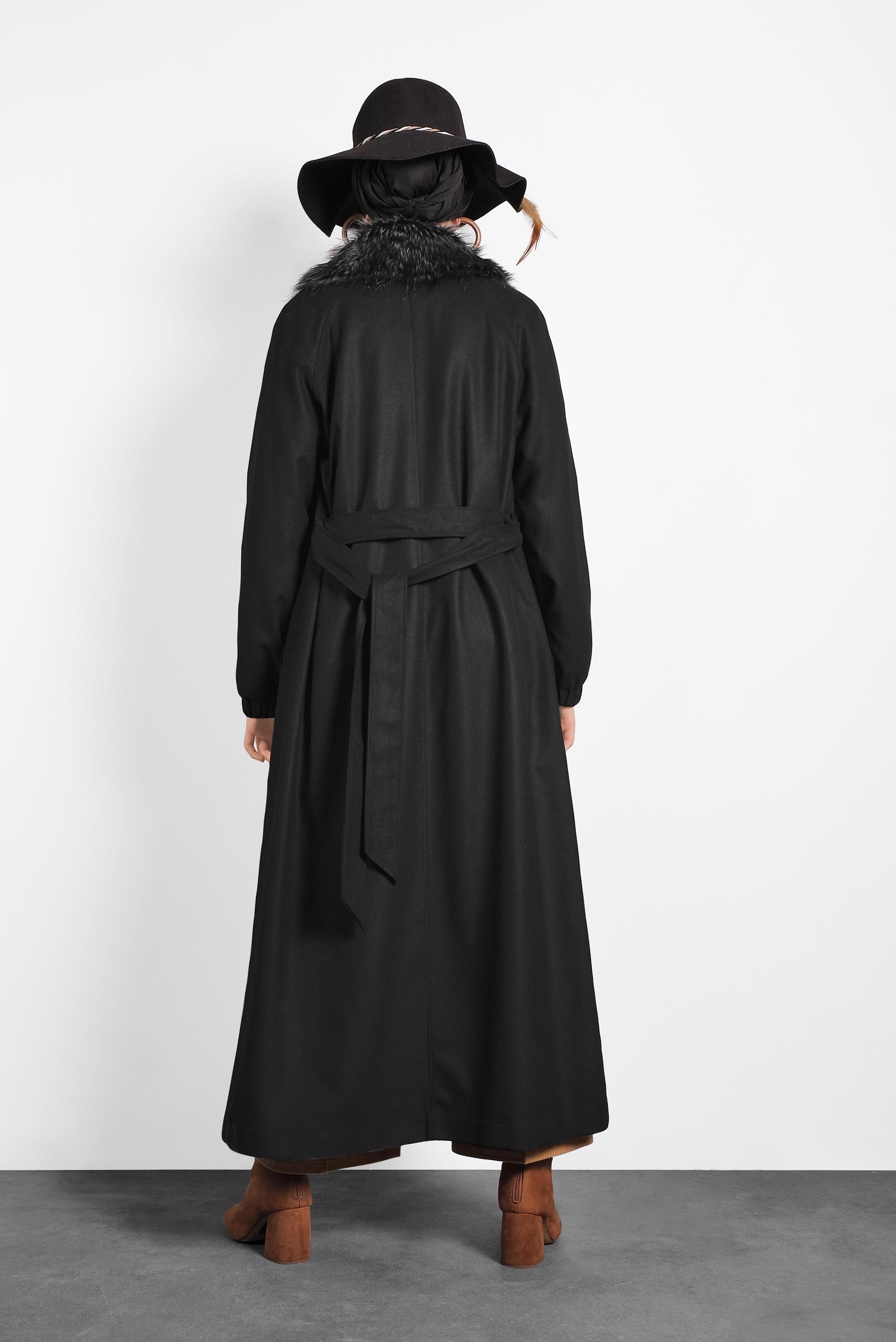 Tesettür giyim SİYAH YAKASI KÜRKLÜ KUŞAKLI MANTO 90077