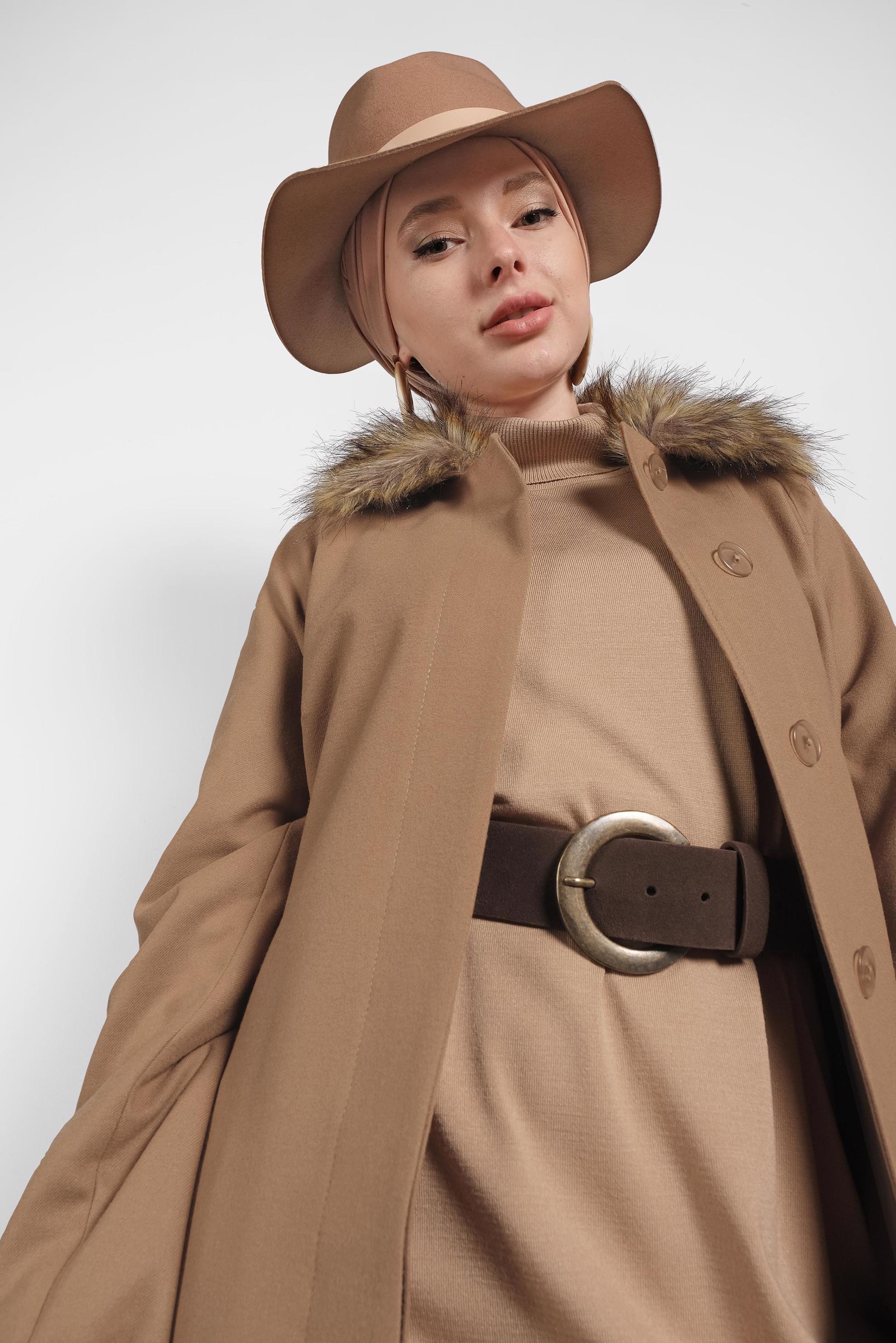 Tesettür giyim KAHVE YAKASI KÜRKLÜ KUŞAKLI MANTO 90077