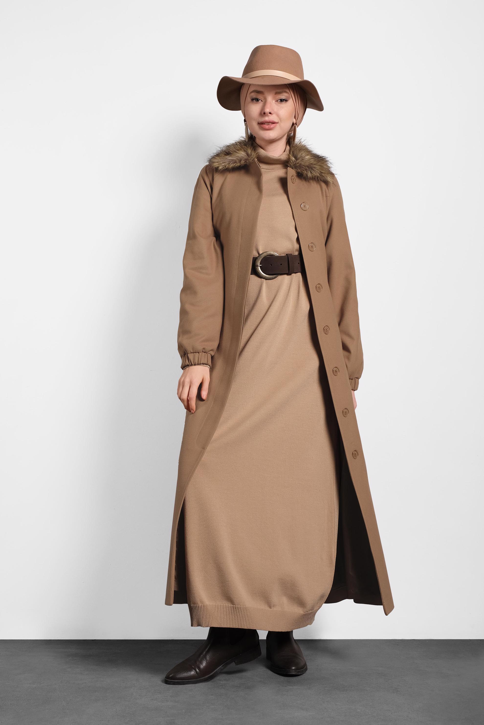 Tesettür giyim KAHVE YAKASI KÜRKLÜ KUŞAKLI MANTO 90077