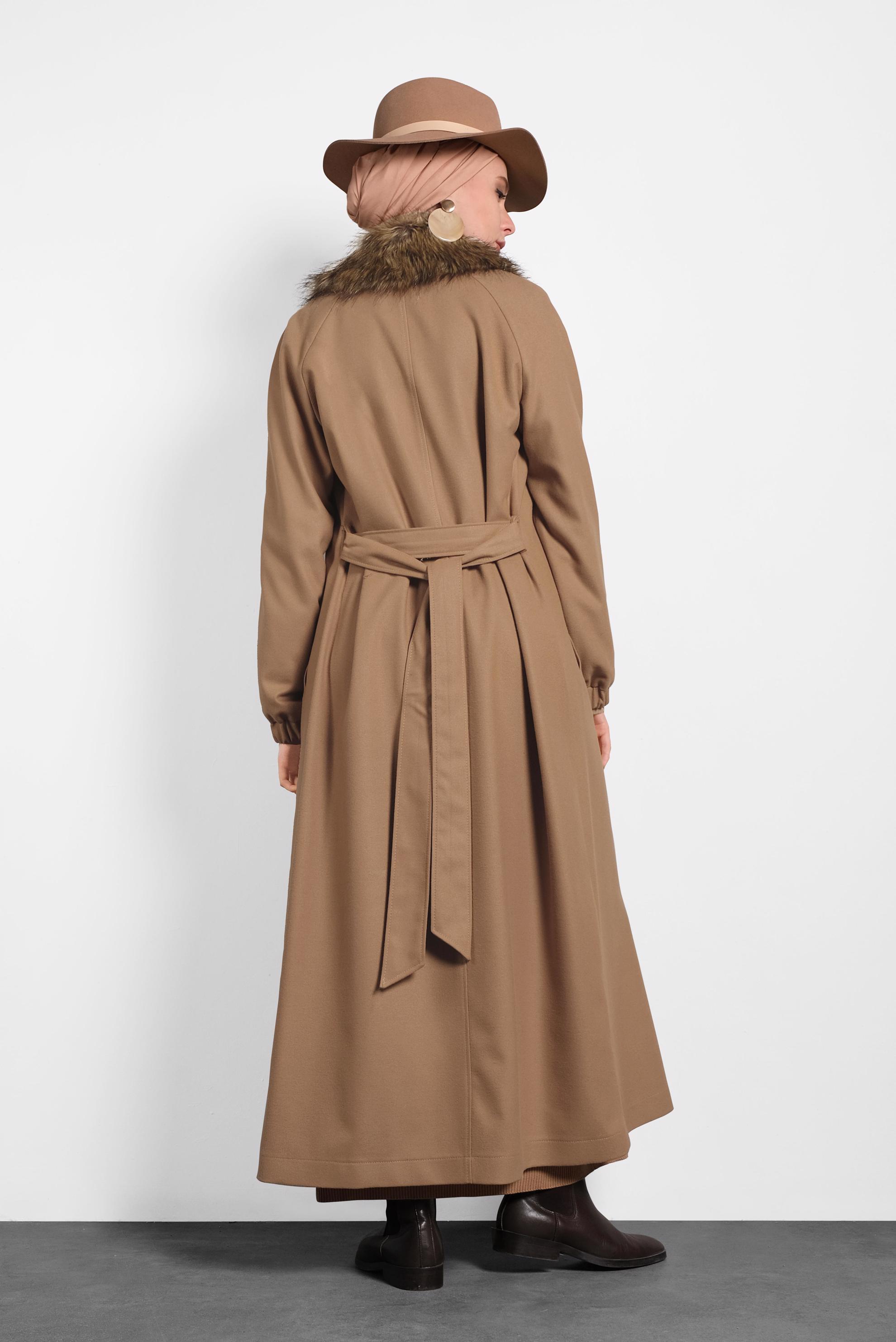 Tesettür giyim KAHVE YAKASI KÜRKLÜ KUŞAKLI MANTO 90077