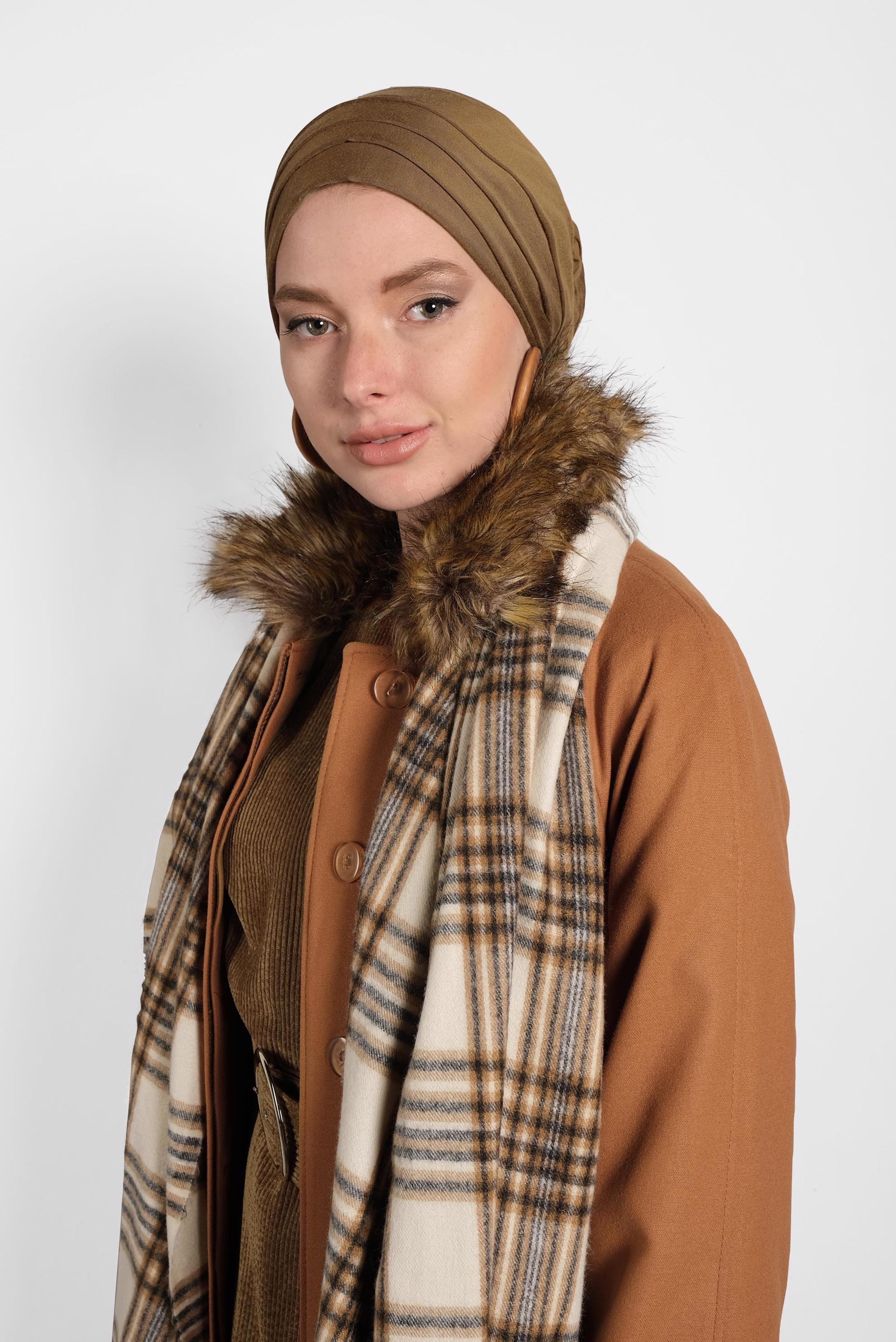 Vêtements hijab TABA MANTEAU À COL EN FOURRURE AVEC CEINTURE 90077