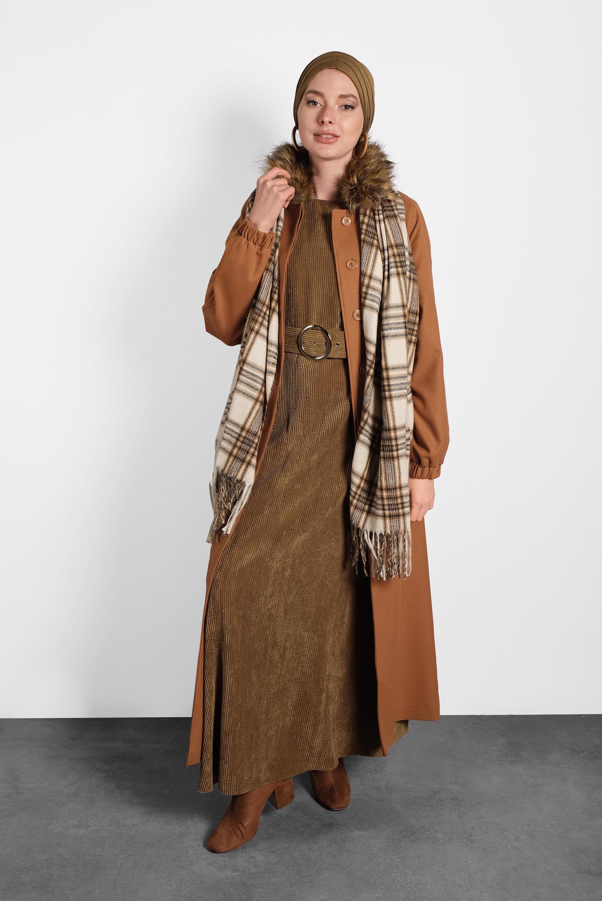 Vêtements hijab TABA MANTEAU À COL EN FOURRURE AVEC CEINTURE 90077