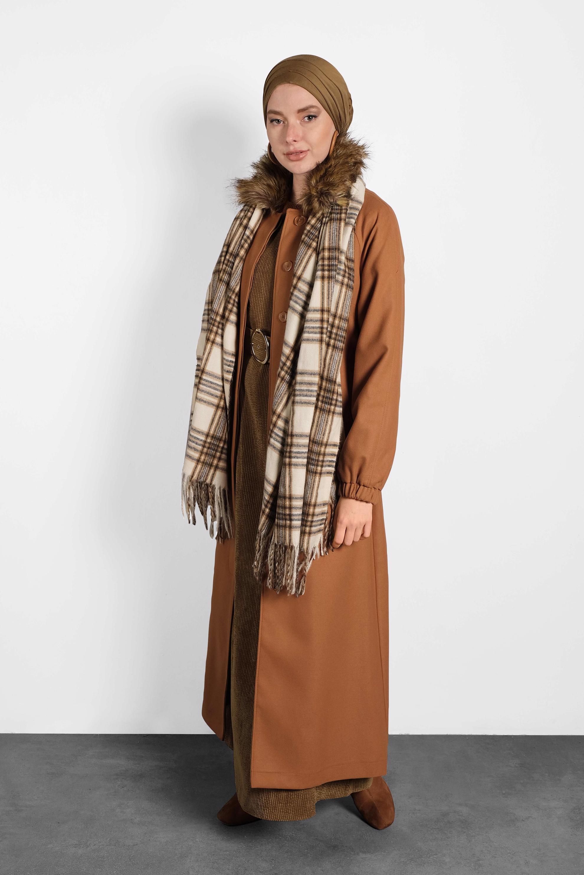 Vêtements hijab TABA MANTEAU À COL EN FOURRURE AVEC CEINTURE 90077