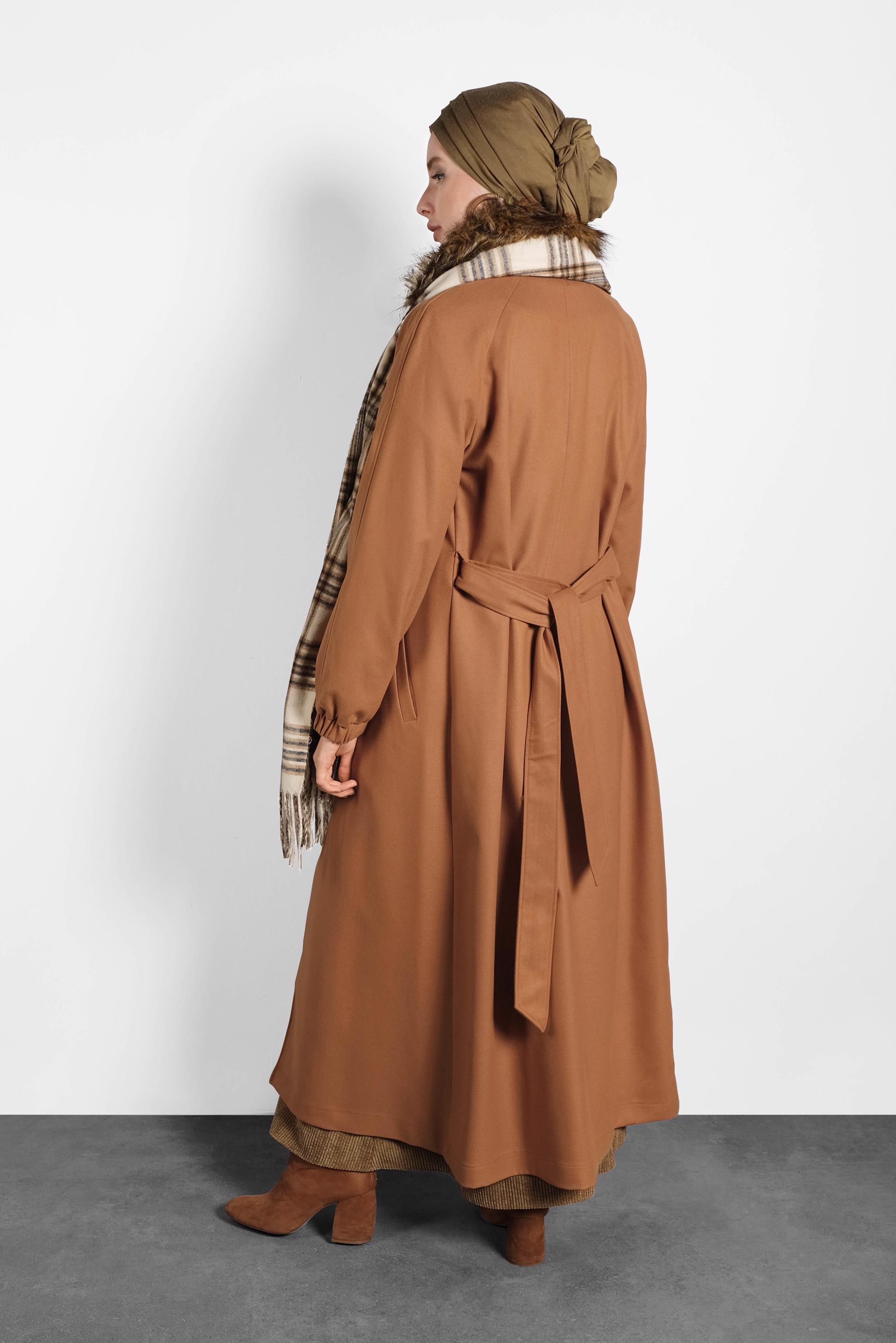 Vêtements hijab TABA MANTEAU À COL EN FOURRURE AVEC CEINTURE 90077