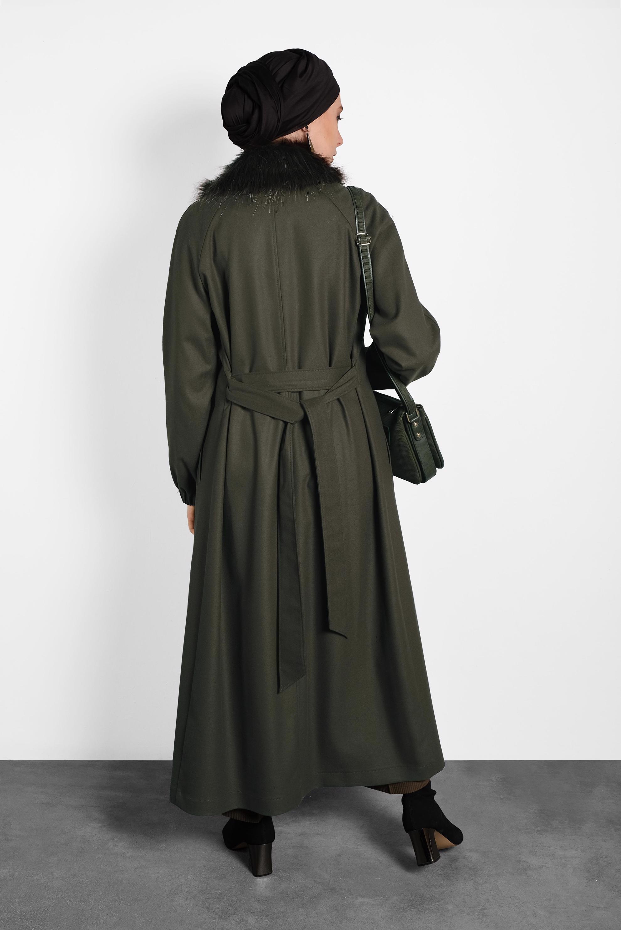 Tesettür giyim HAKİ YAKASI KÜRKLÜ KUŞAKLI MANTO 90077