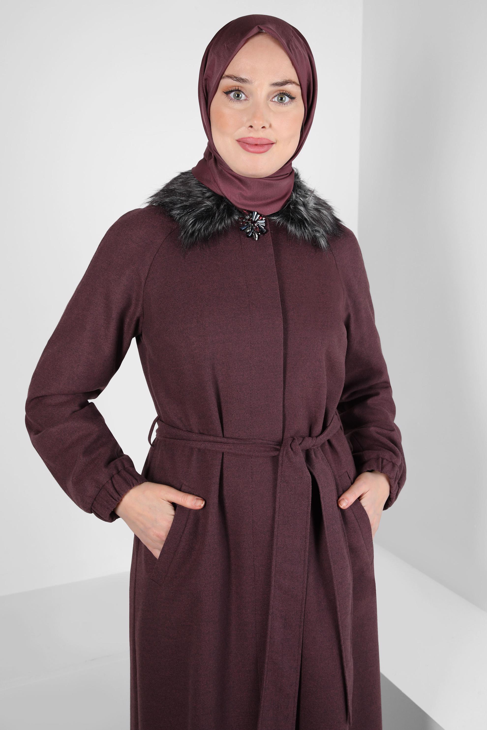 Tesettür giyim BORDO YAKASI KÜRKLÜ KUŞAKLI MANTO 90077