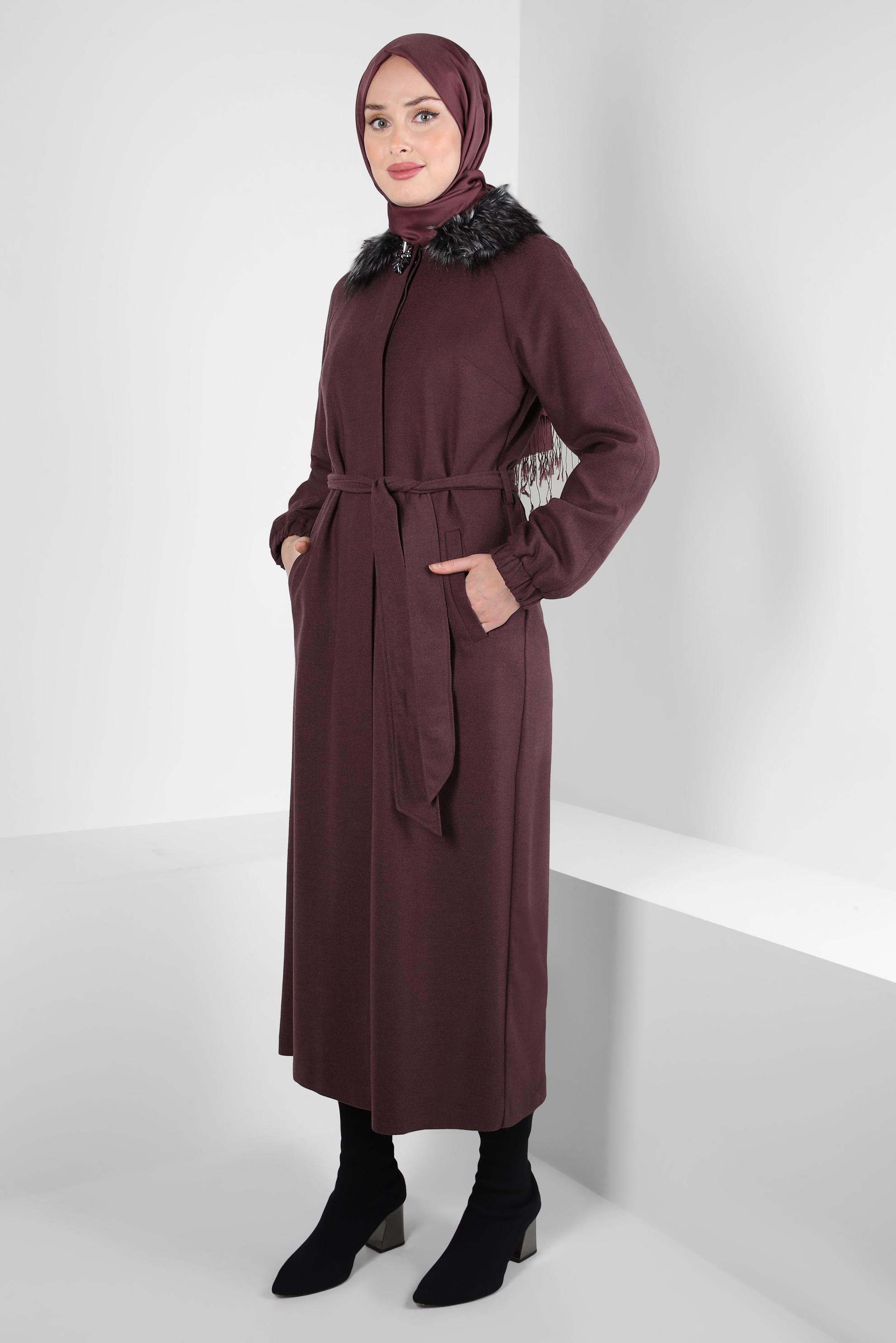 Tesettür giyim BORDO YAKASI KÜRKLÜ KUŞAKLI MANTO 90077