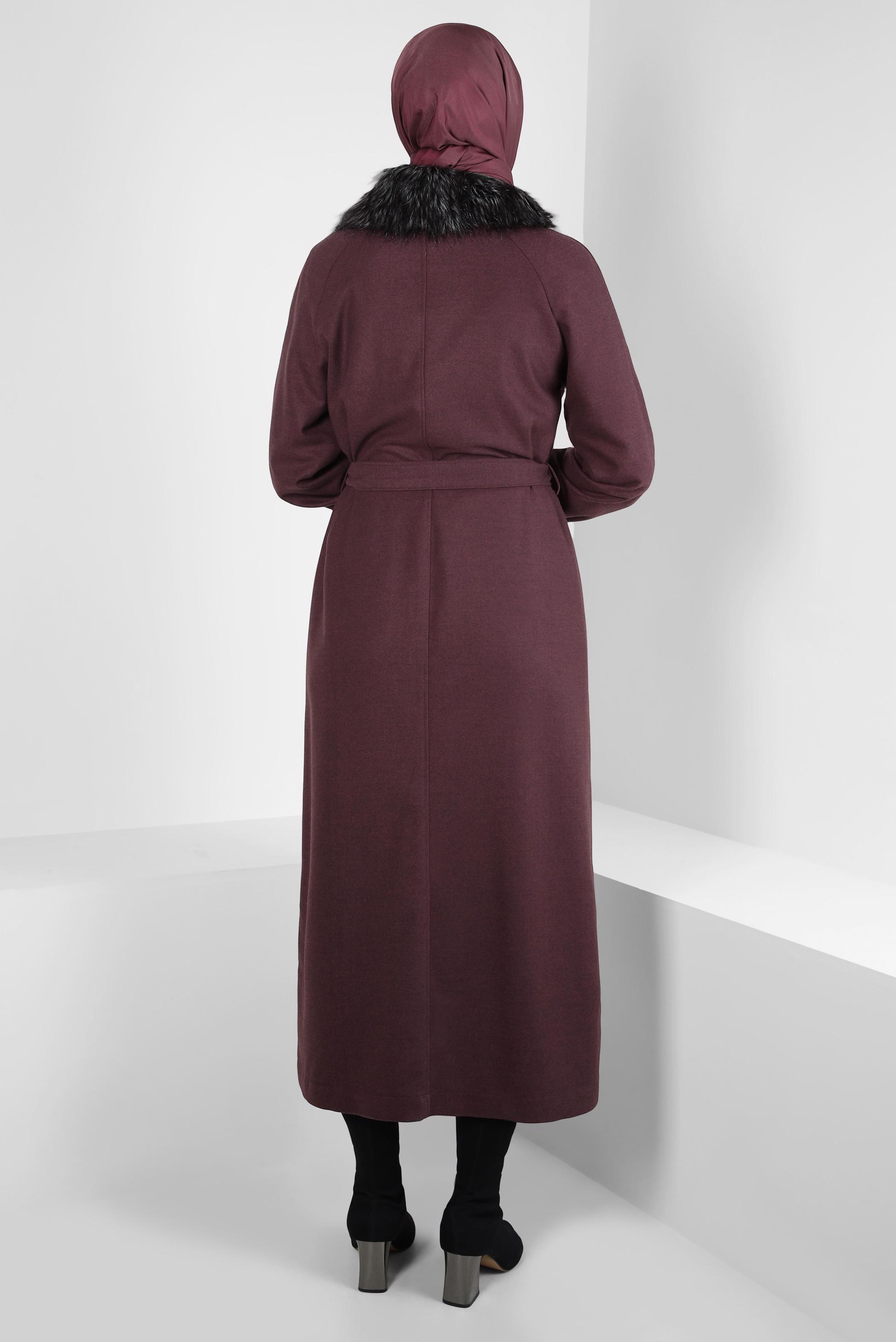 Tesettür giyim BORDO YAKASI KÜRKLÜ KUŞAKLI MANTO 90077