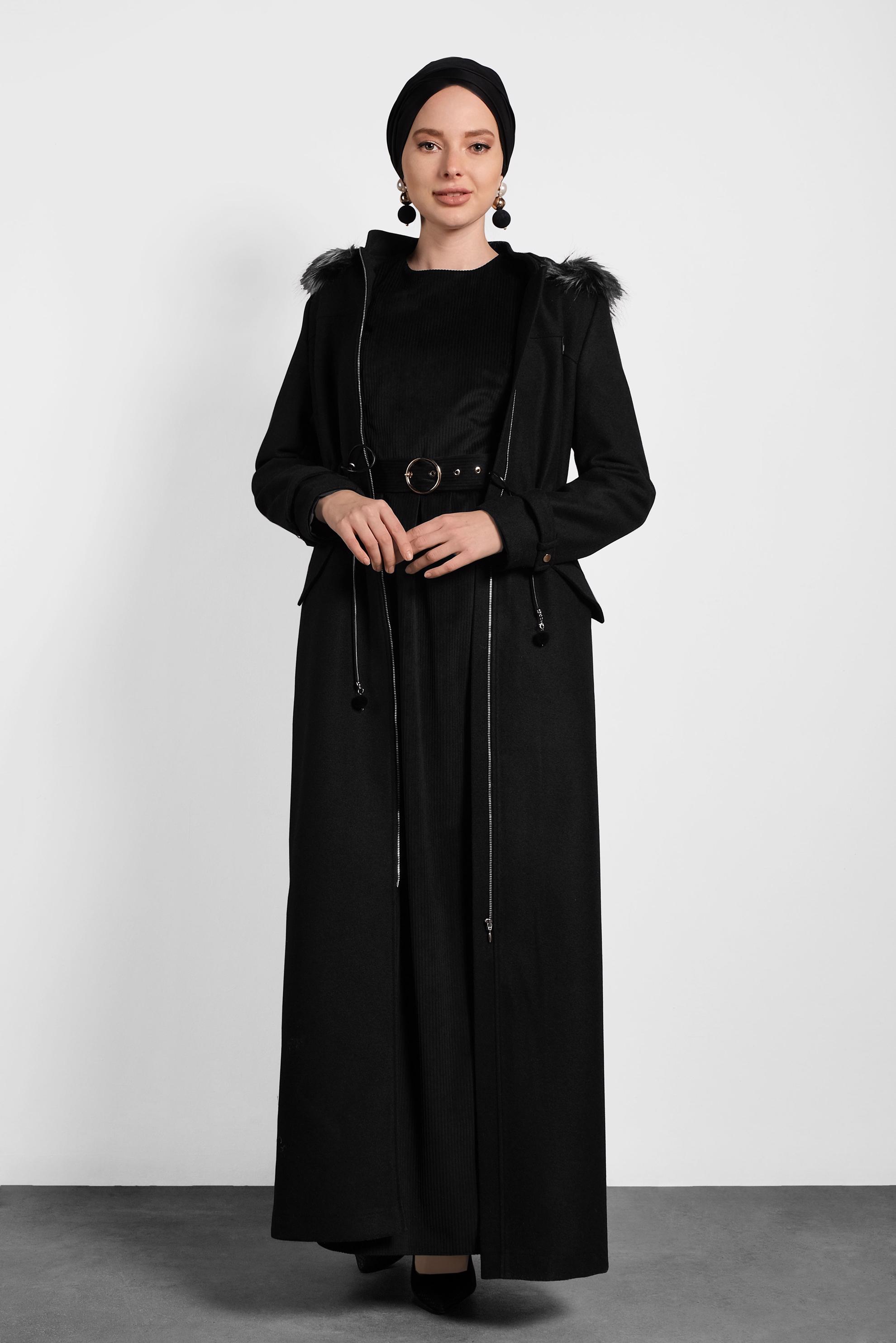 Tesettür giyim SİYAH KAPÜŞONU KÜRKLÜ MANTO 90078 