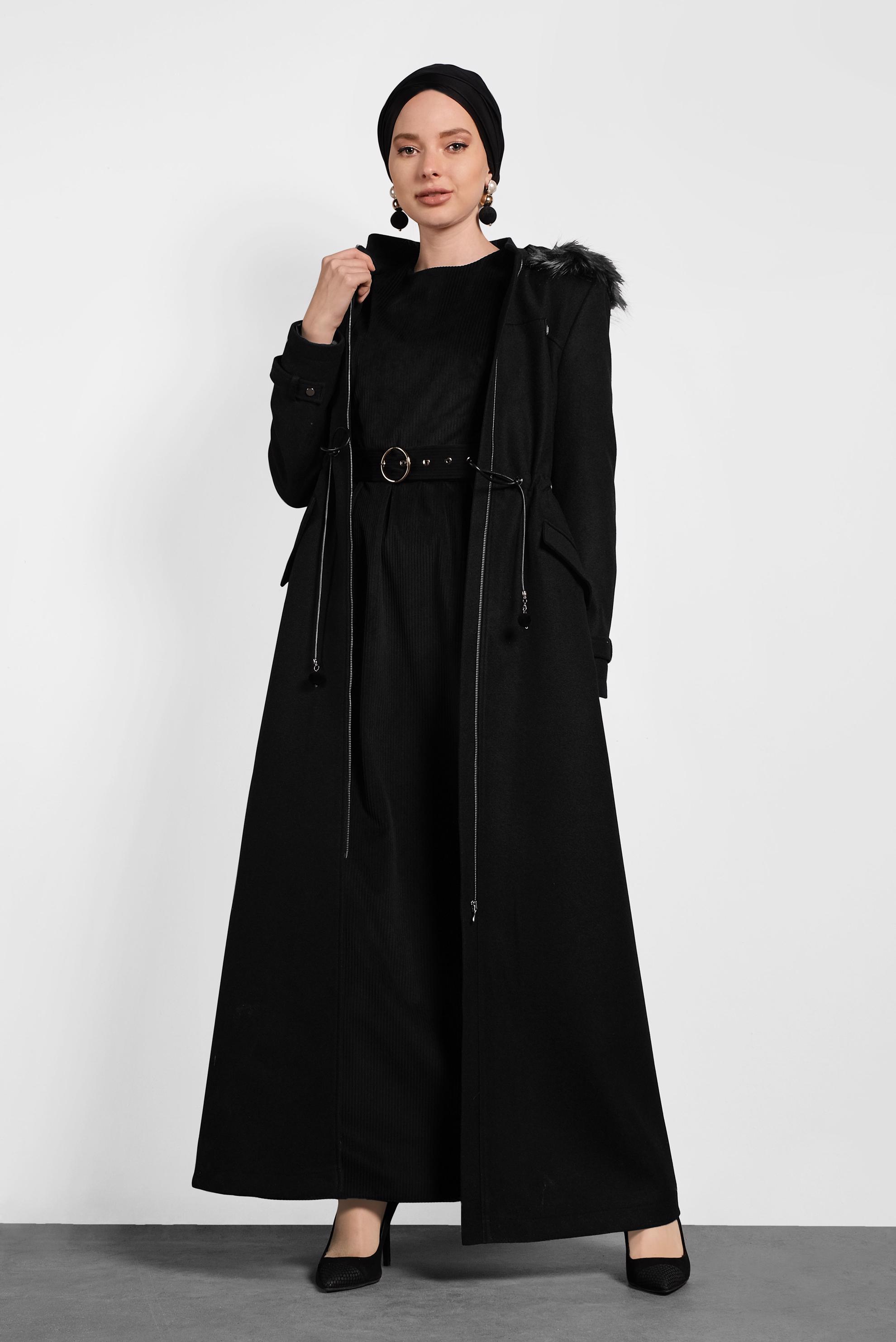 Tesettür giyim SİYAH KAPÜŞONU KÜRKLÜ MANTO 90078 