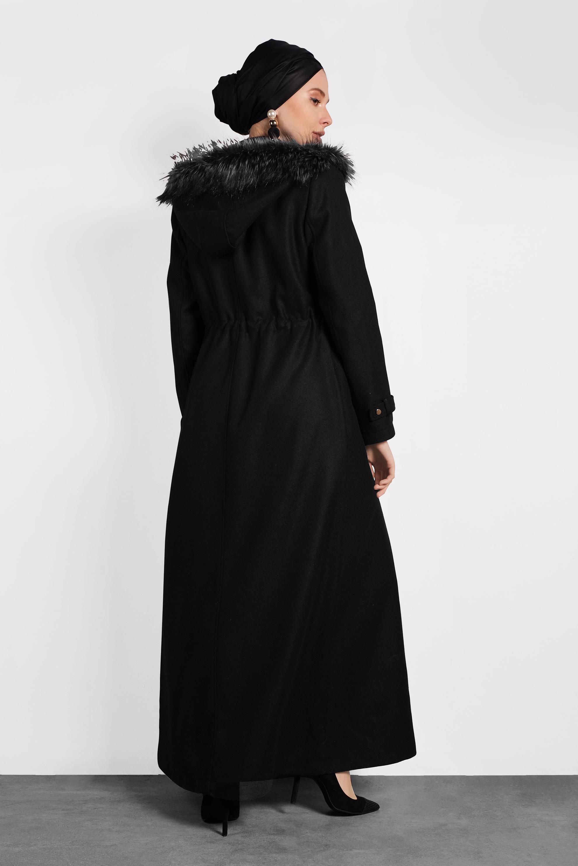 Tesettür giyim SİYAH KAPÜŞONU KÜRKLÜ MANTO 90078 
