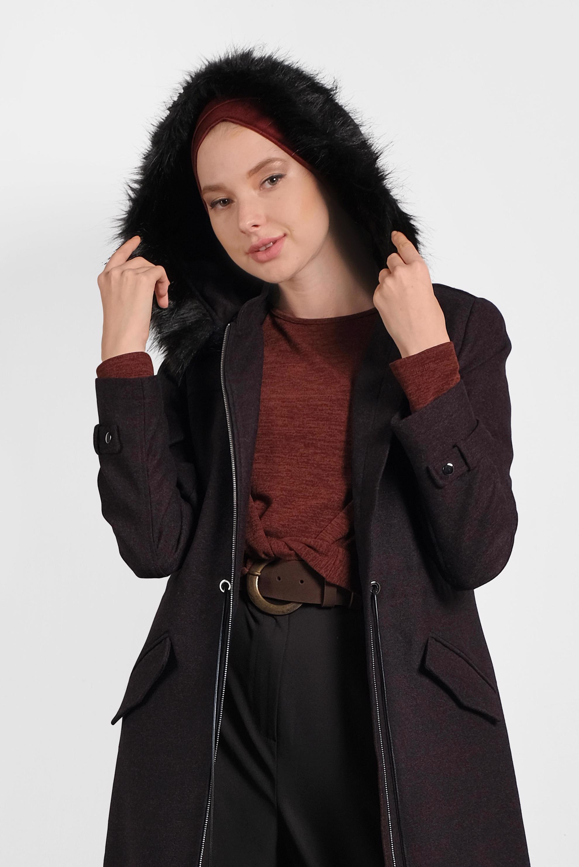 Tesettür giyim SİYAH KAPÜŞONU KÜRKLÜ MANTO 90078 