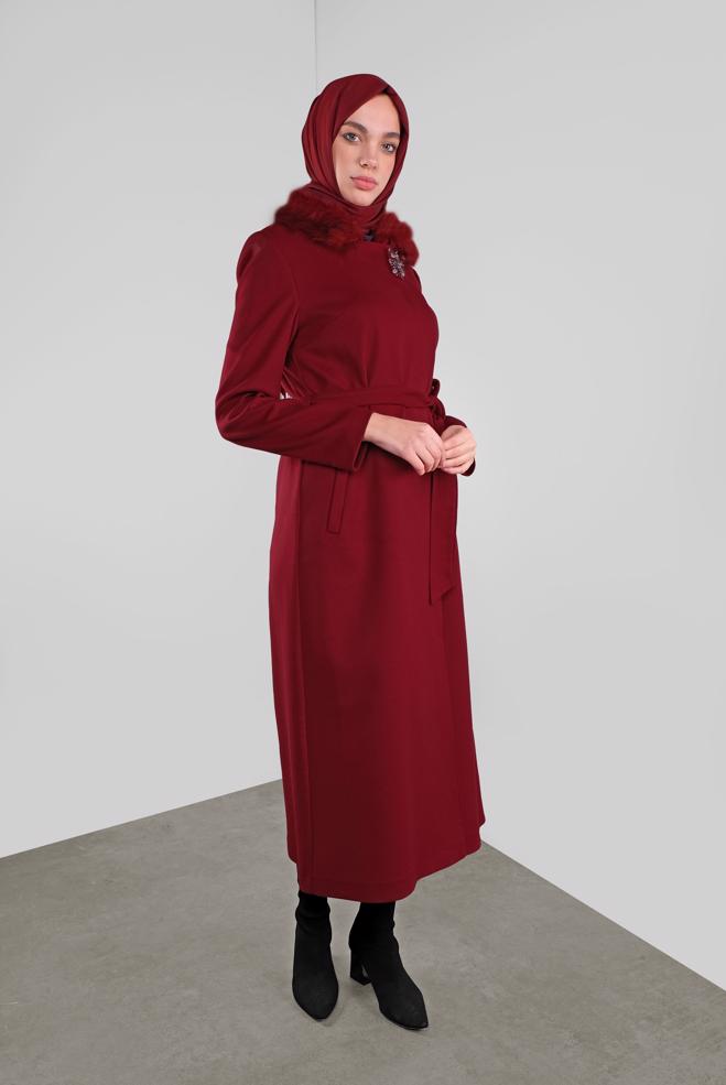 Vêtements hijab ROUGE BORDEAUX MANTEAU CEINTURÉ DÉTAIL FAUSSE FOURRURE 90103 - ALVİNA