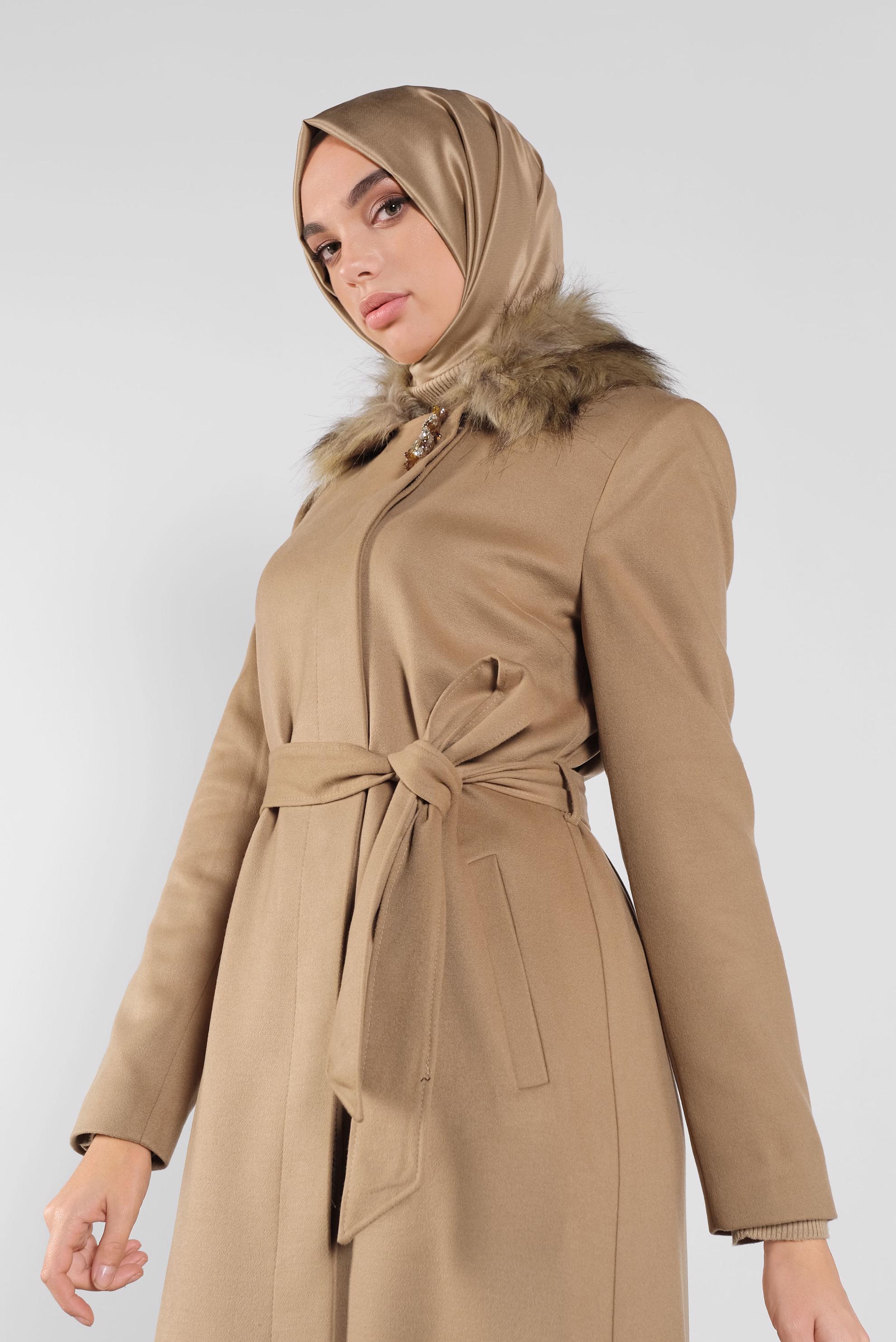 Tesettür giyim KAHVE YAKASI KÜRKLÜ KUŞAKLI MANTO 90103	