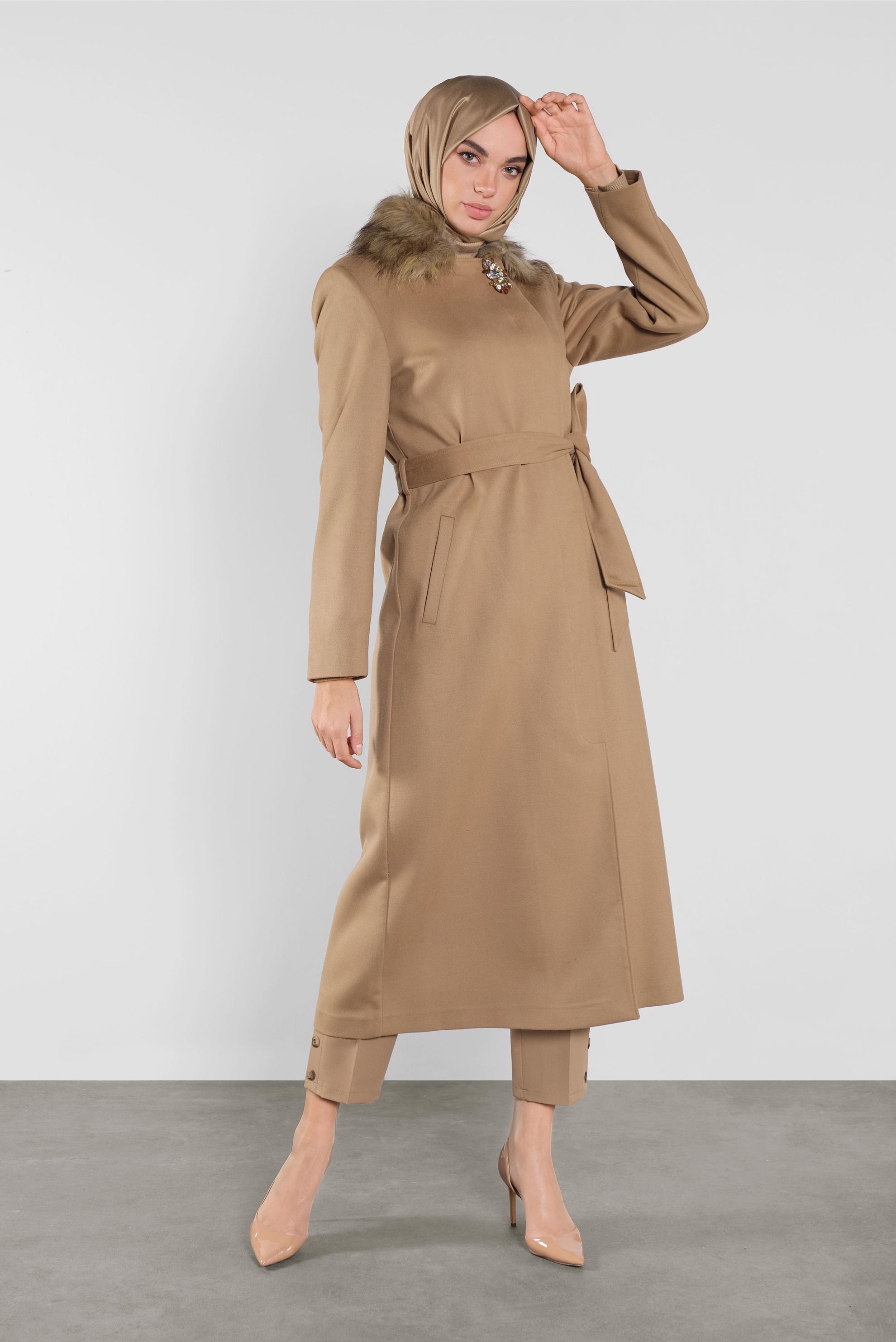 Tesettür giyim KAHVE YAKASI KÜRKLÜ KUŞAKLI MANTO 90103	