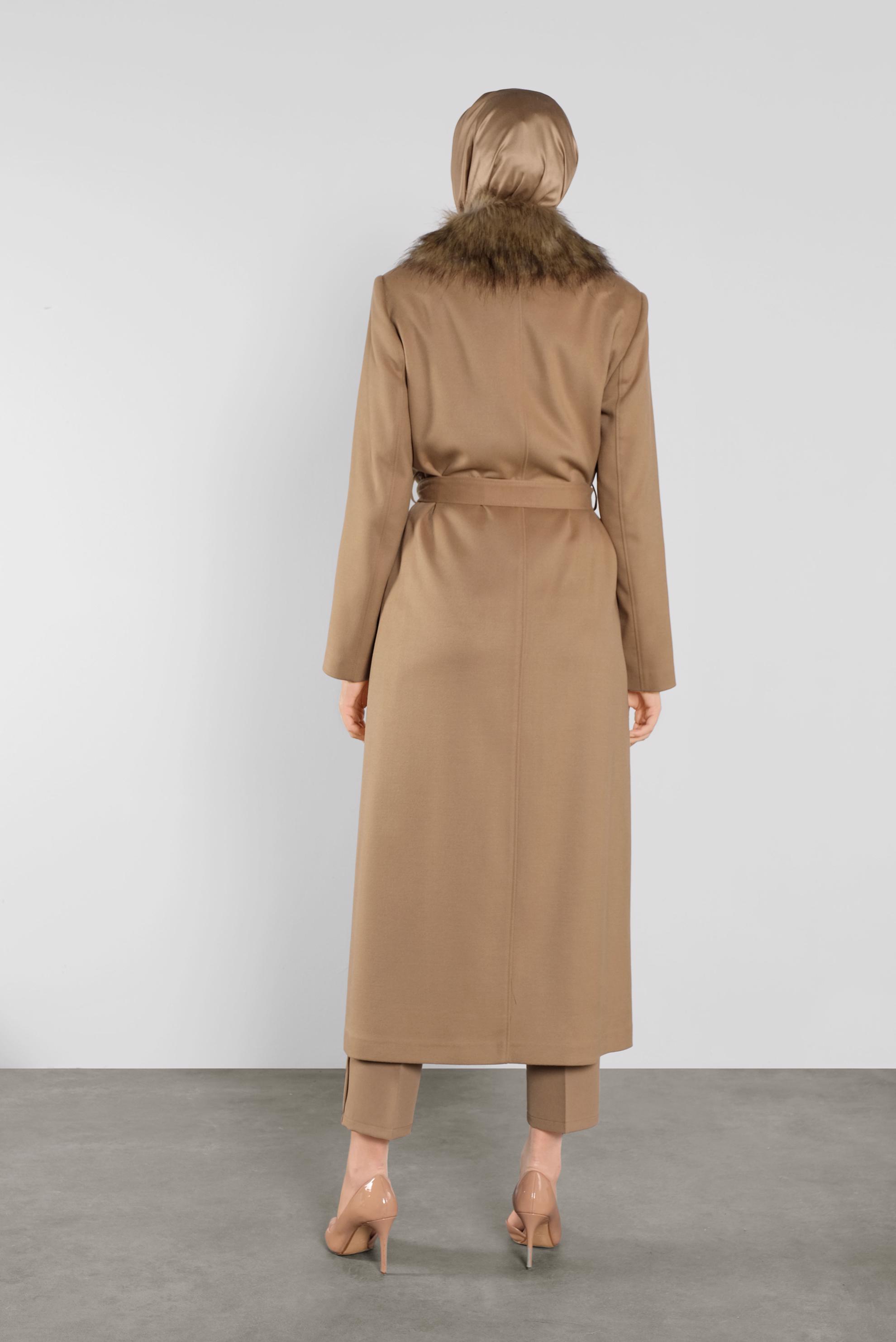 Tesettür giyim KAHVE YAKASI KÜRKLÜ KUŞAKLI MANTO 90103	