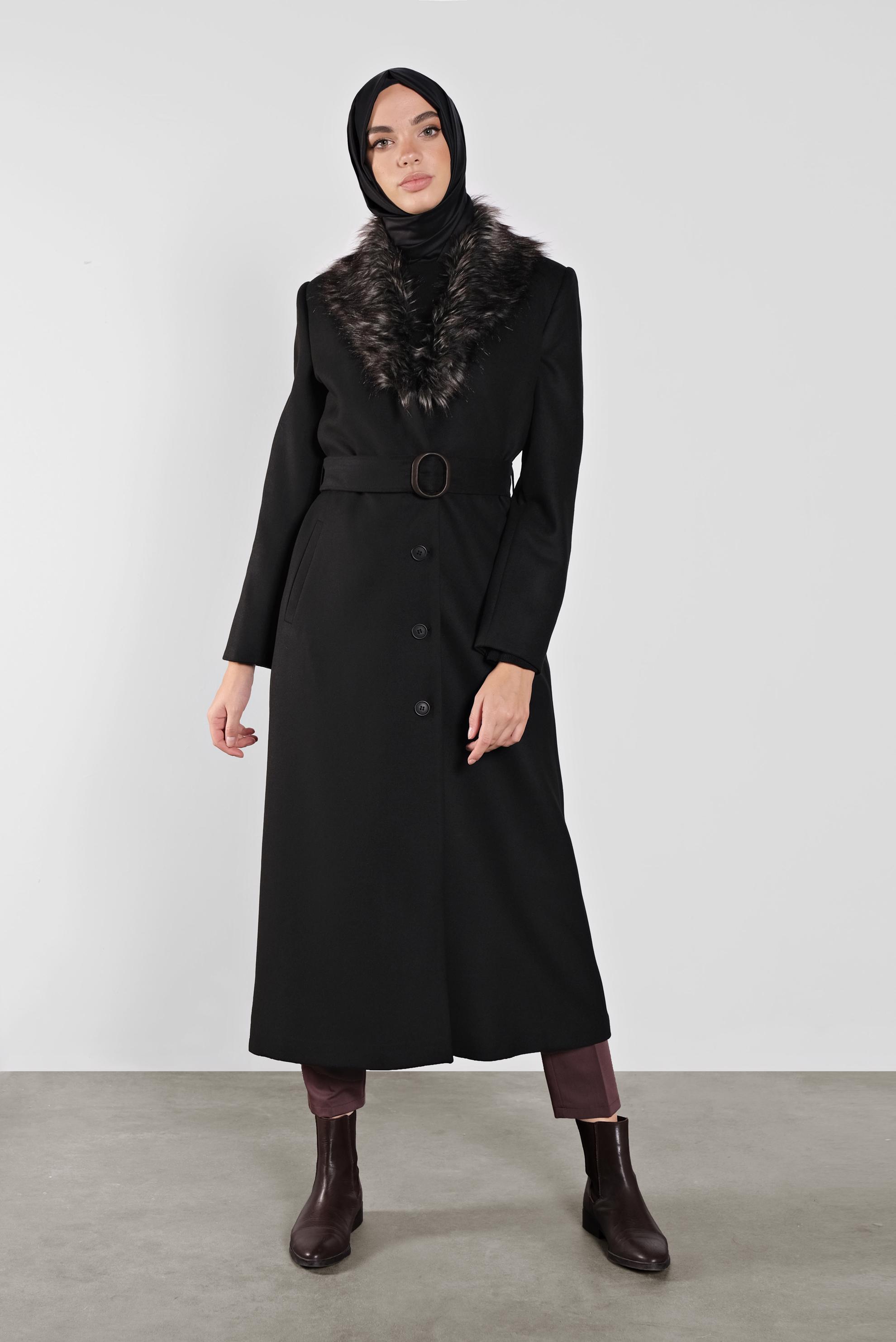 Tesettür giyim SİYAH YAKASI KÜRKLÜ KEMERLİ MANTO 90104