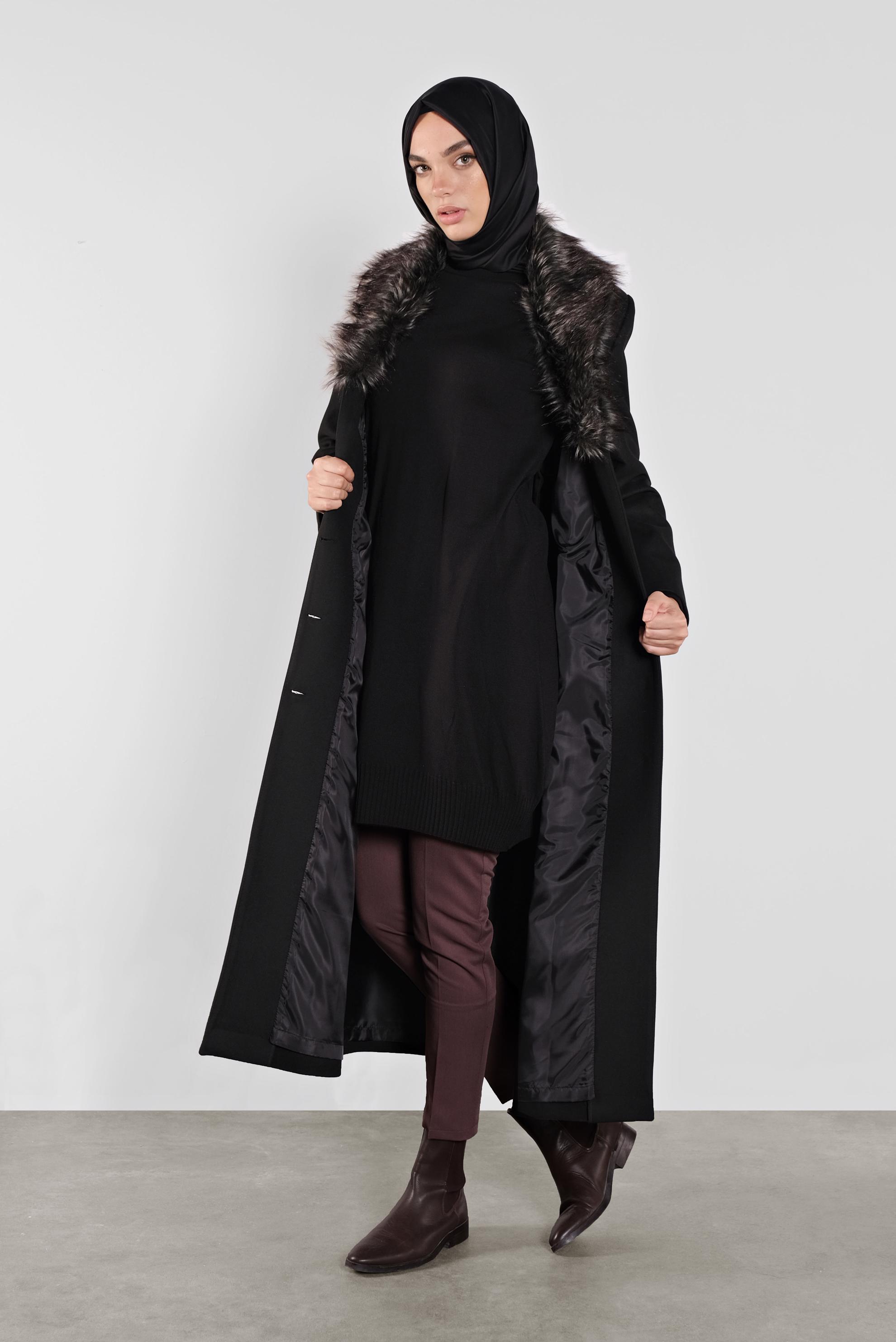 Tesettür giyim SİYAH YAKASI KÜRKLÜ KEMERLİ MANTO 90104