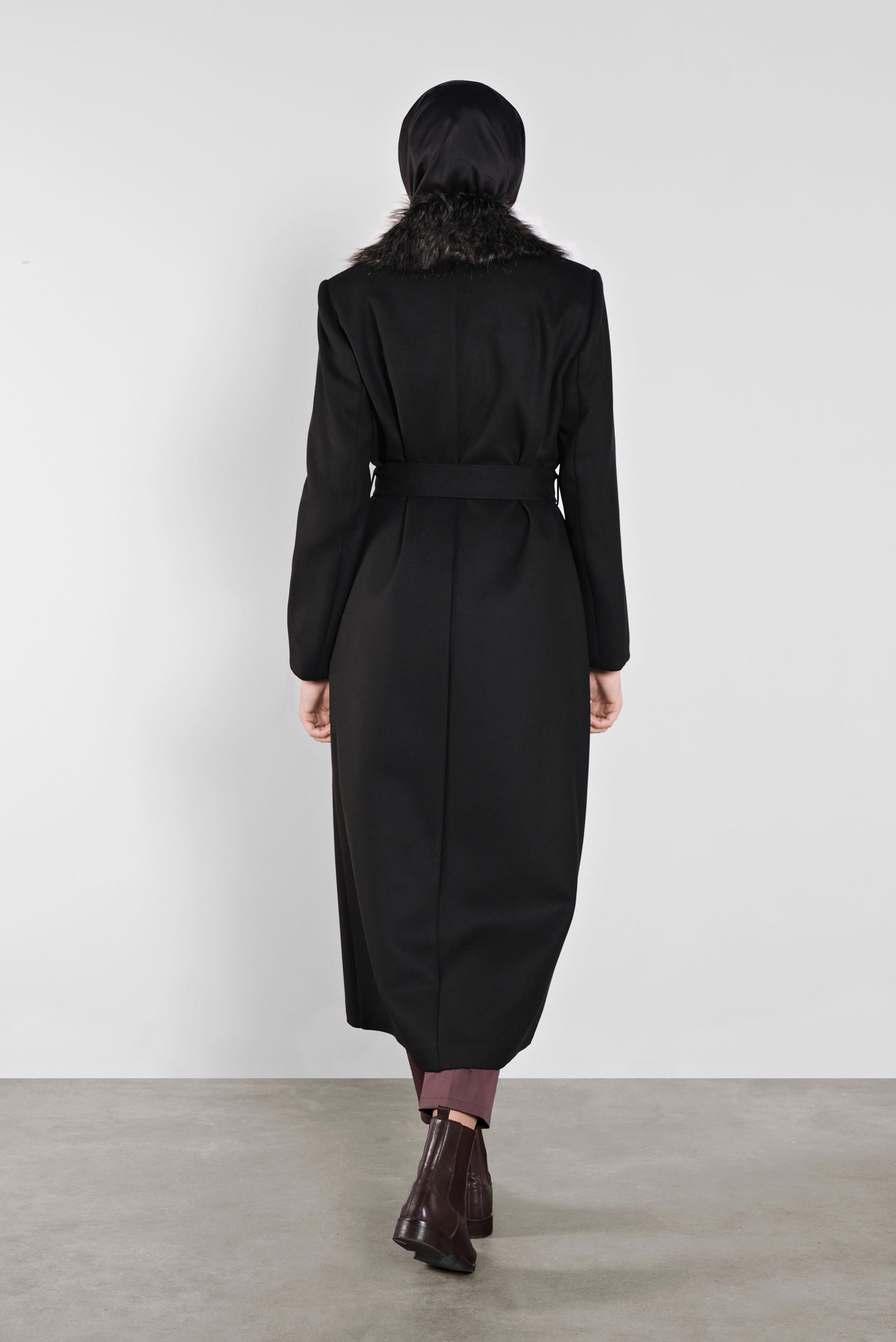 Tesettür giyim SİYAH YAKASI KÜRKLÜ KEMERLİ MANTO 90104