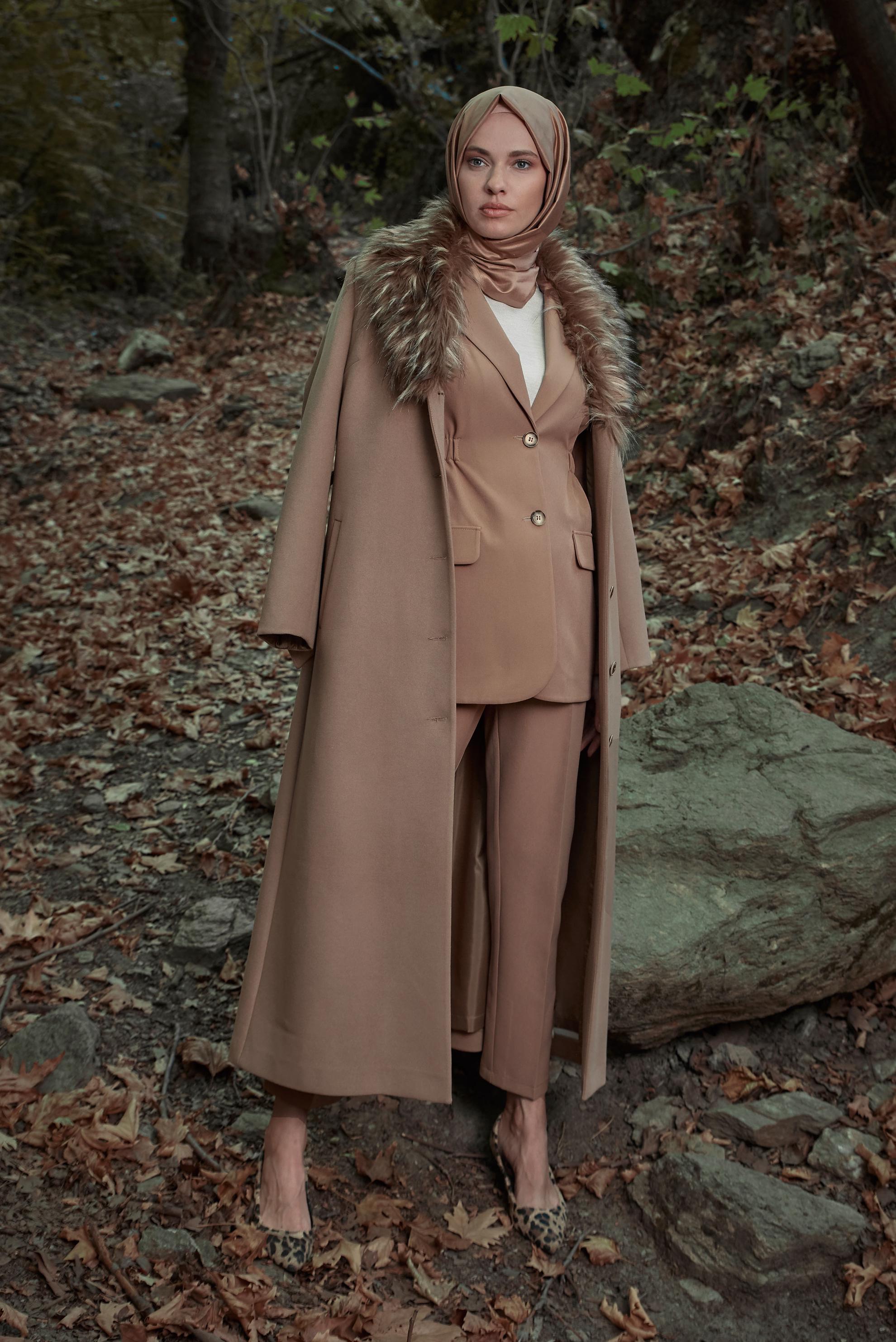 Tesettür giyim KAHVE YAKASI KÜRKLÜ KEMERLİ MANTO 90104