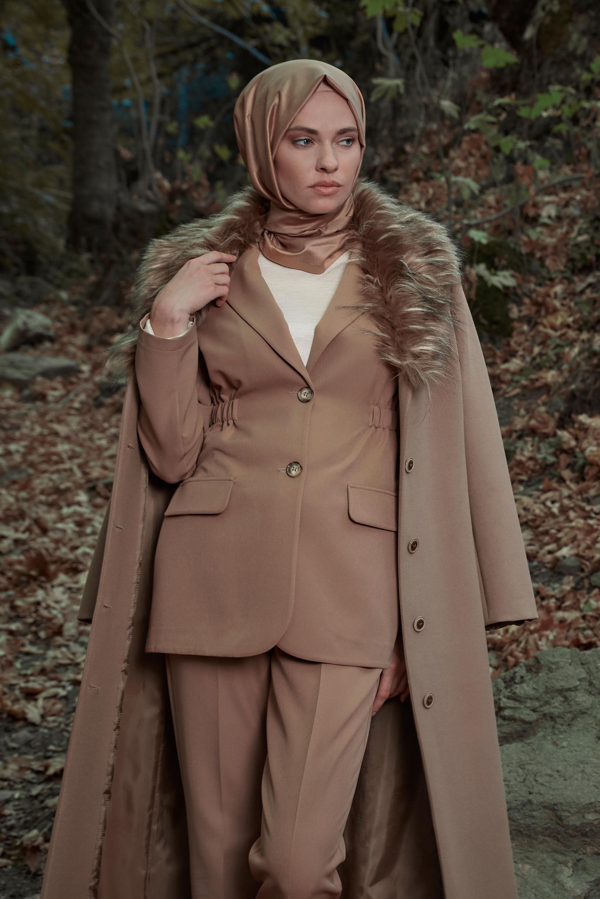 Tesettür giyim KAHVE YAKASI KÜRKLÜ KEMERLİ MANTO 90104