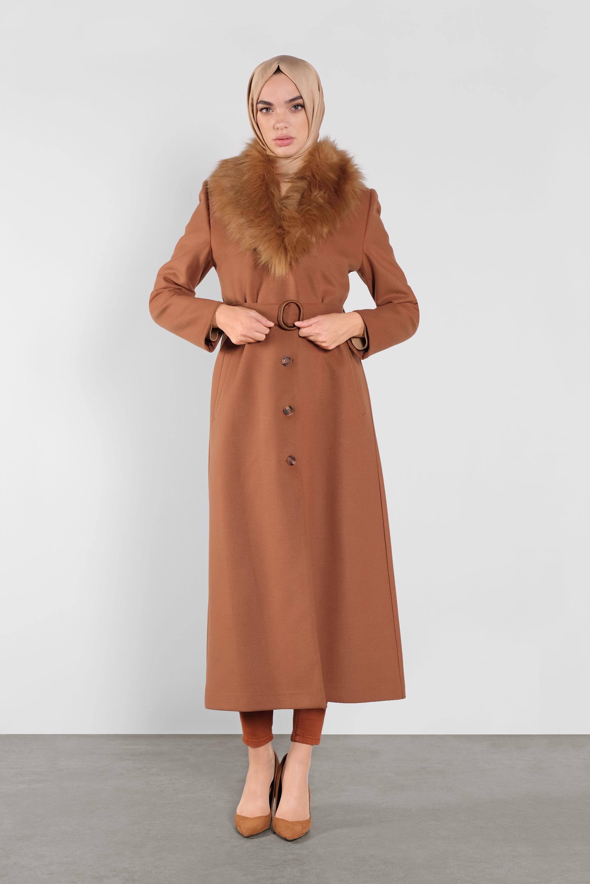 Tesettür giyim TABA YAKASI KÜRKLÜ KEMERLİ MANTO 90104