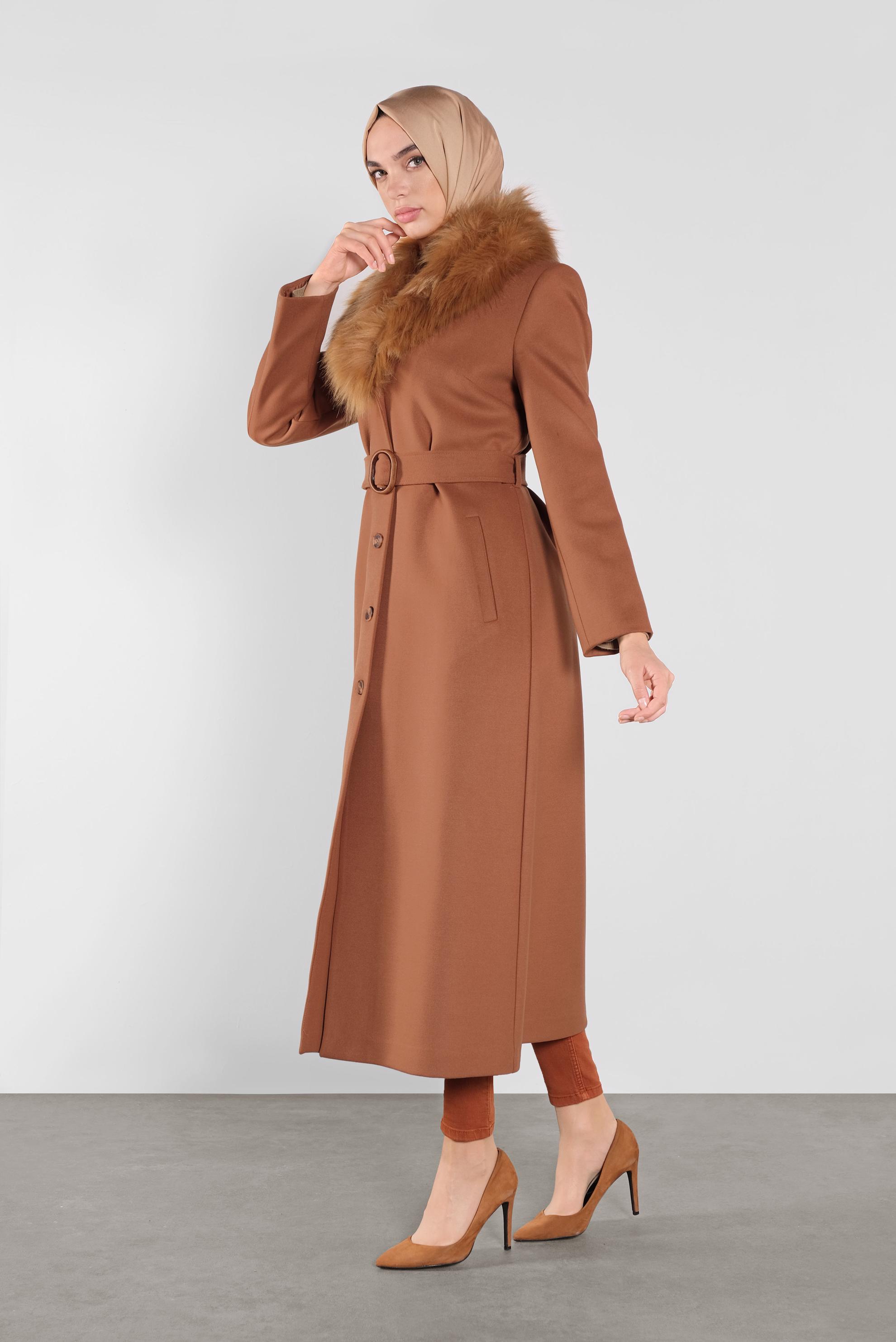 Tesettür giyim TABA YAKASI KÜRKLÜ KEMERLİ MANTO 90104