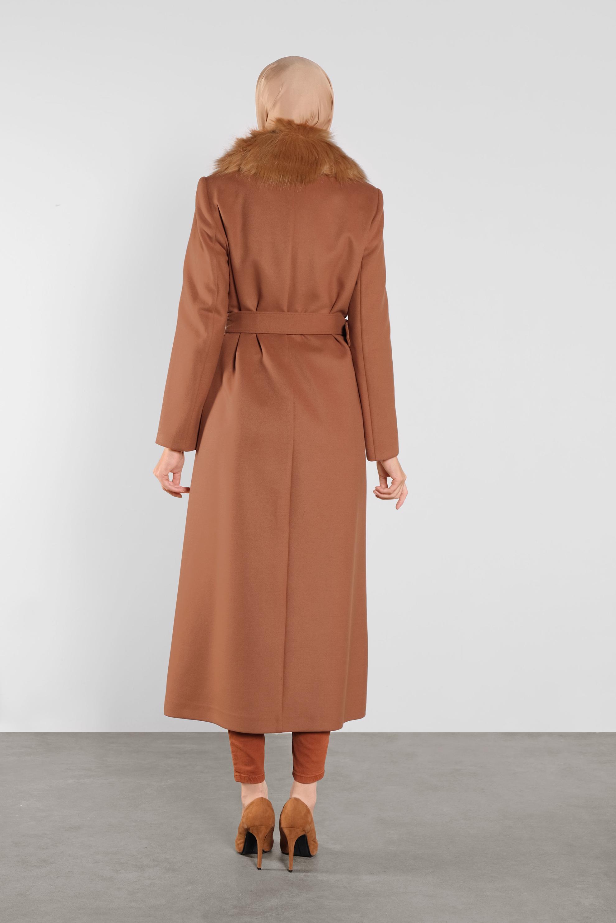 Tesettür giyim TABA YAKASI KÜRKLÜ KEMERLİ MANTO 90104