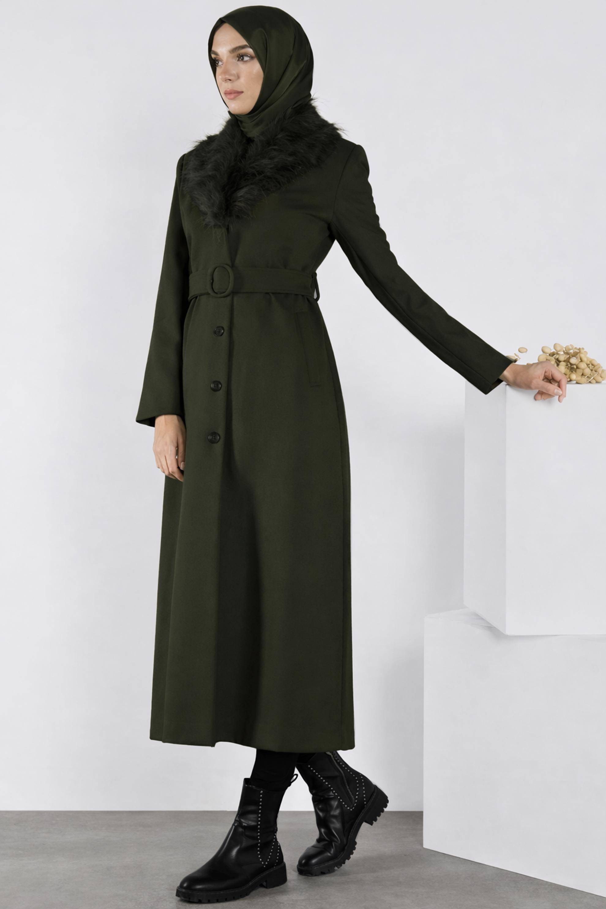 Tesettür giyim HAKİ YAKASI KÜRKLÜ KEMERLİ MANTO 90104