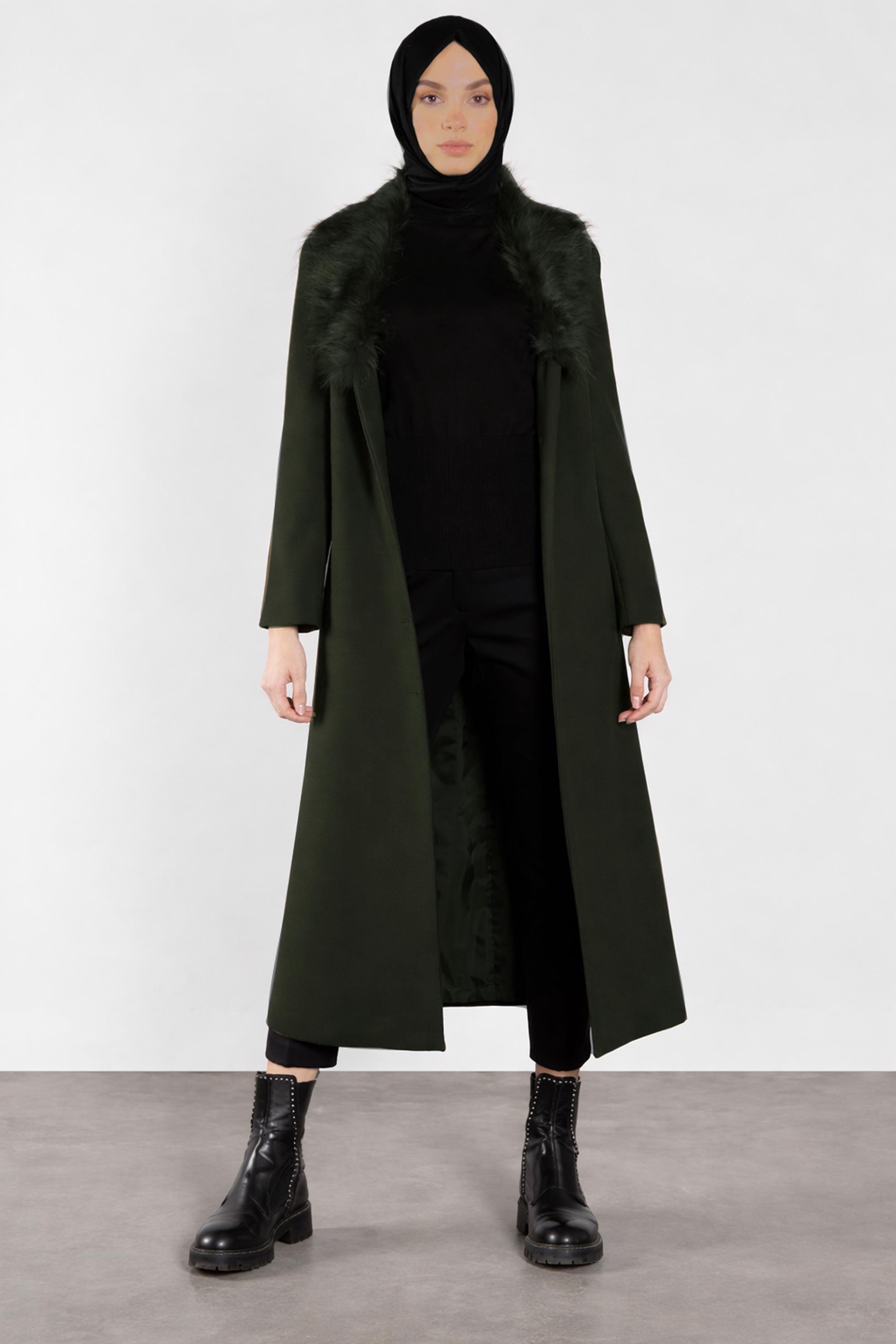 Tesettür giyim HAKİ YAKASI KÜRKLÜ KEMERLİ MANTO 90104