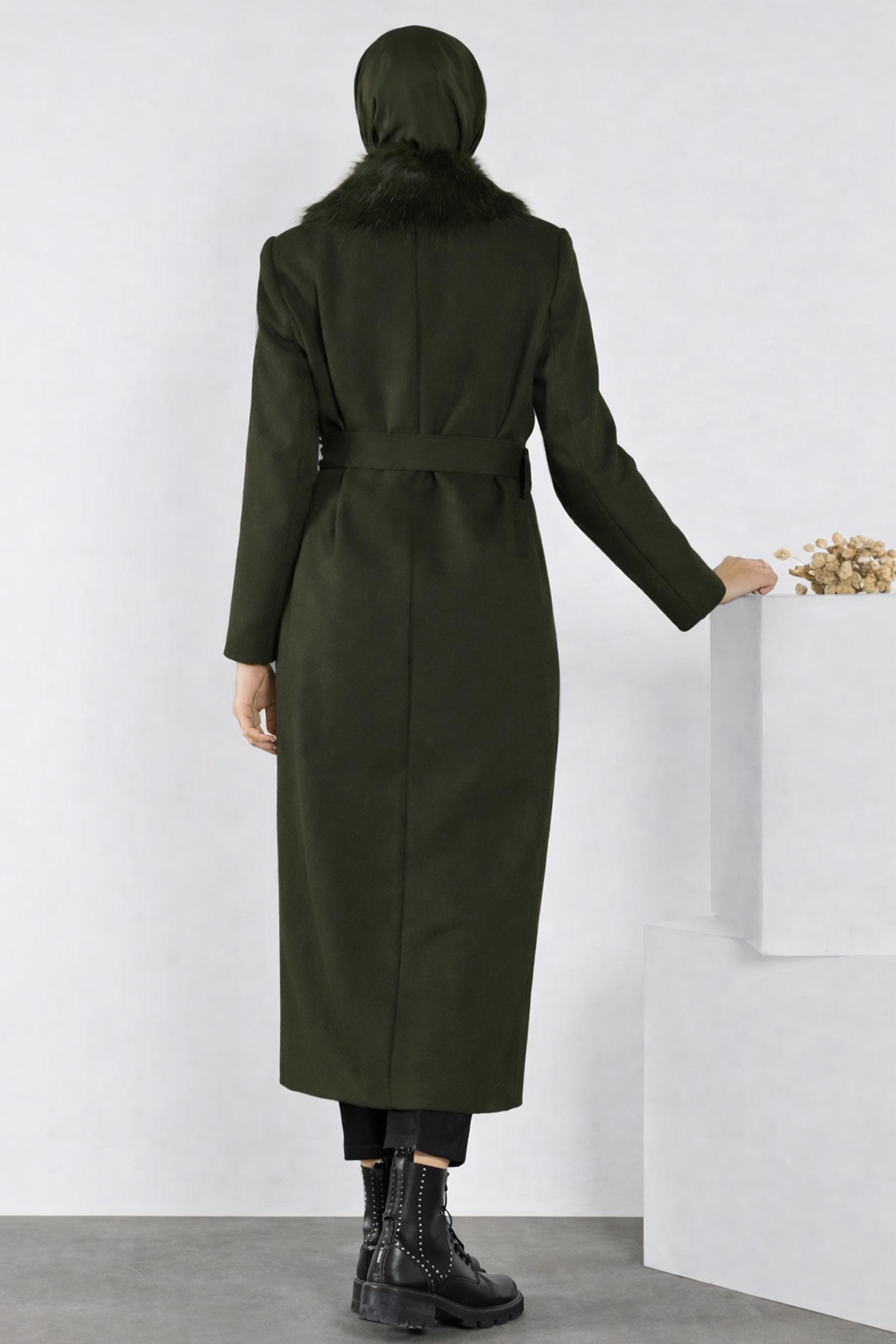 Tesettür giyim HAKİ YAKASI KÜRKLÜ KEMERLİ MANTO 90104