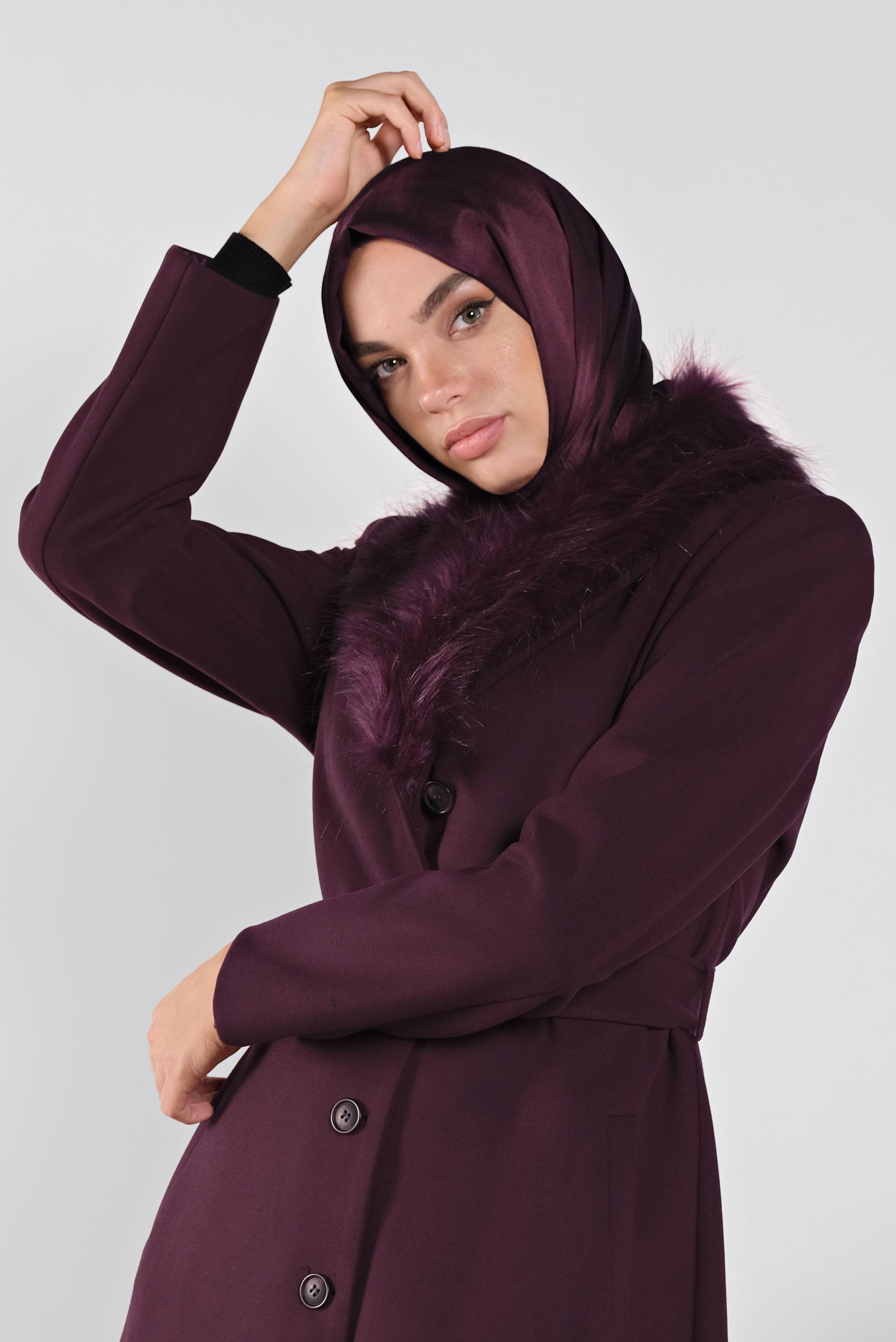 Tesettür giyim BORDO YAKASI KÜRKLÜ KEMERLİ MANTO 90104