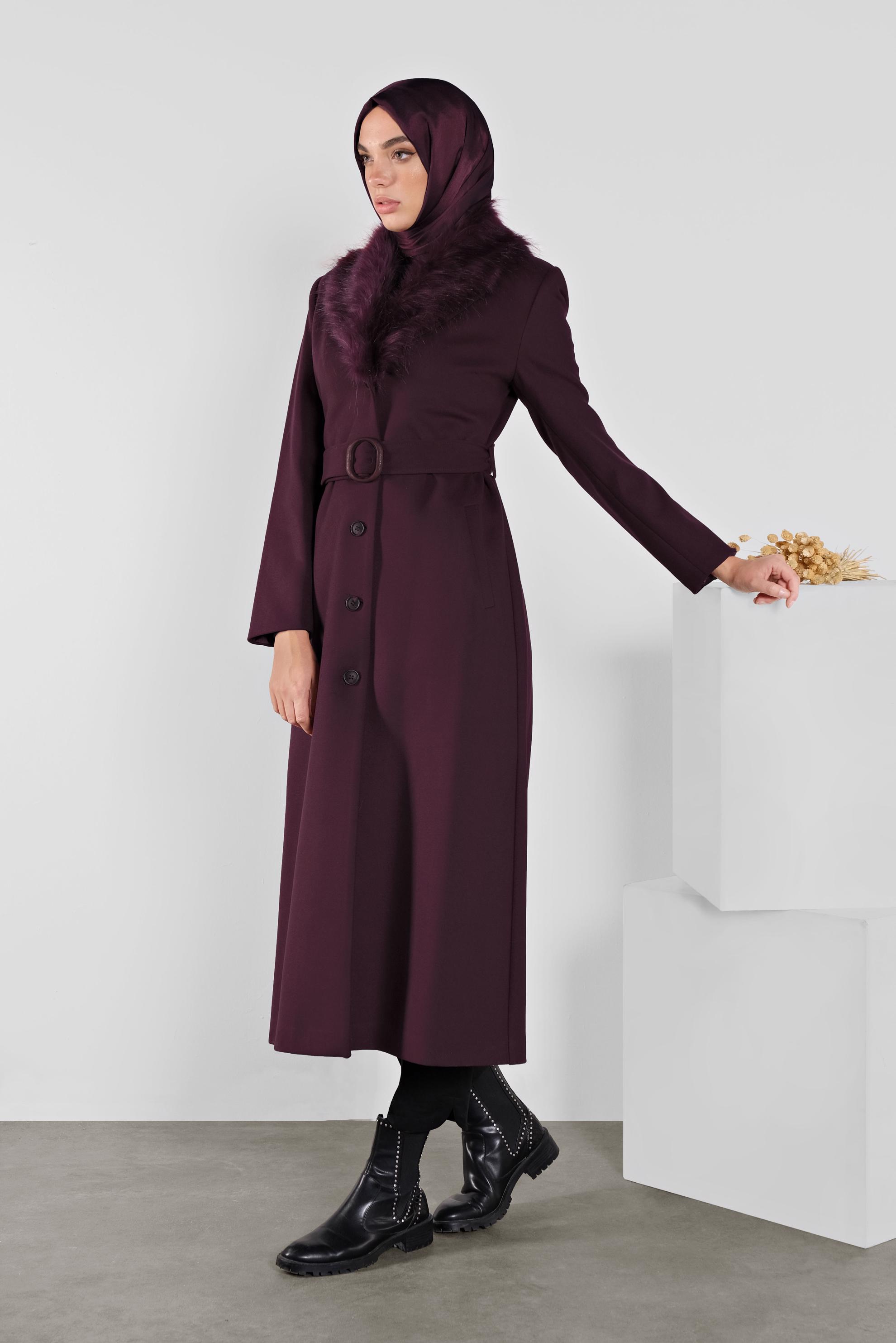 Tesettür giyim BORDO YAKASI KÜRKLÜ KEMERLİ MANTO 90104