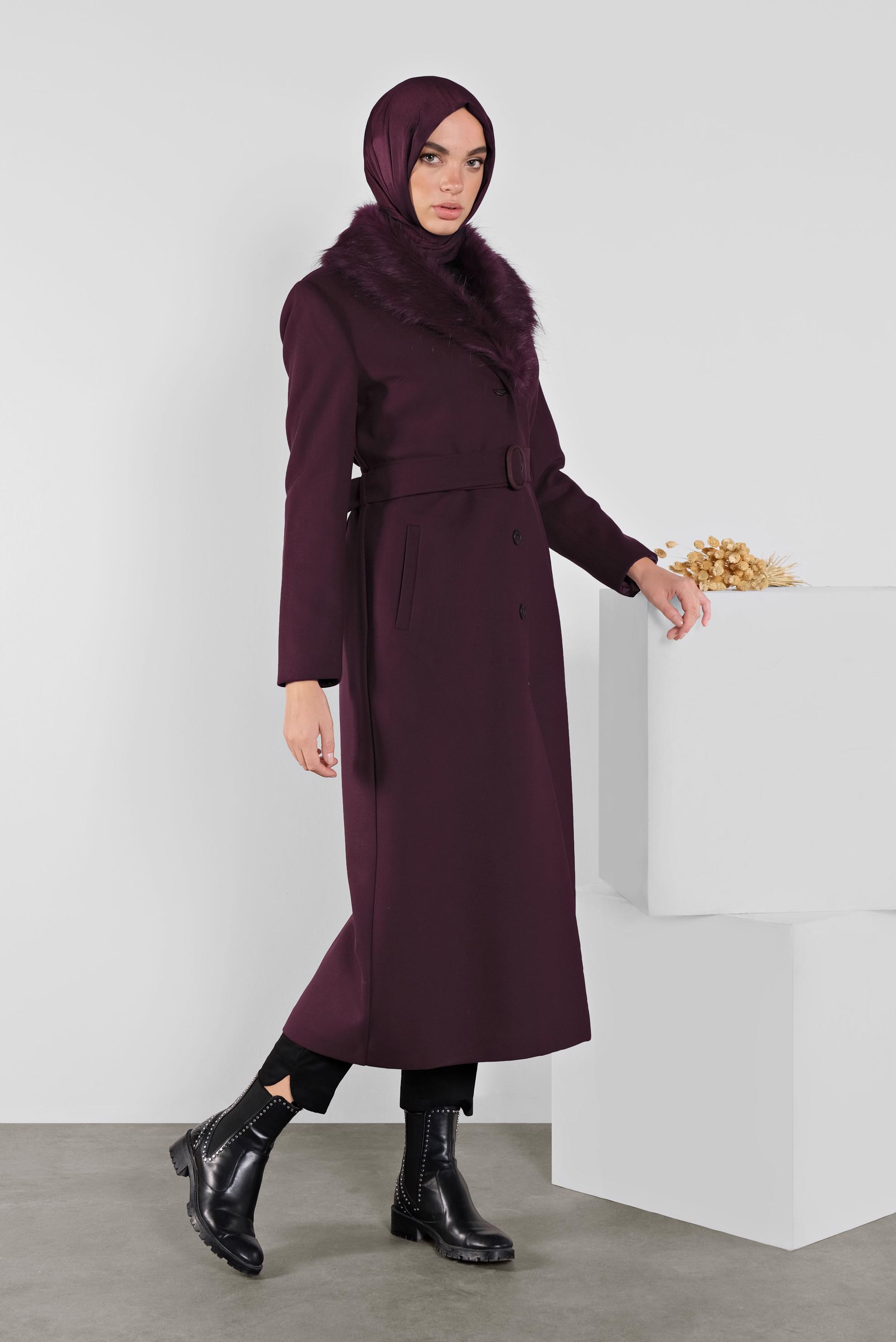 Tesettür giyim BORDO YAKASI KÜRKLÜ KEMERLİ MANTO 90104