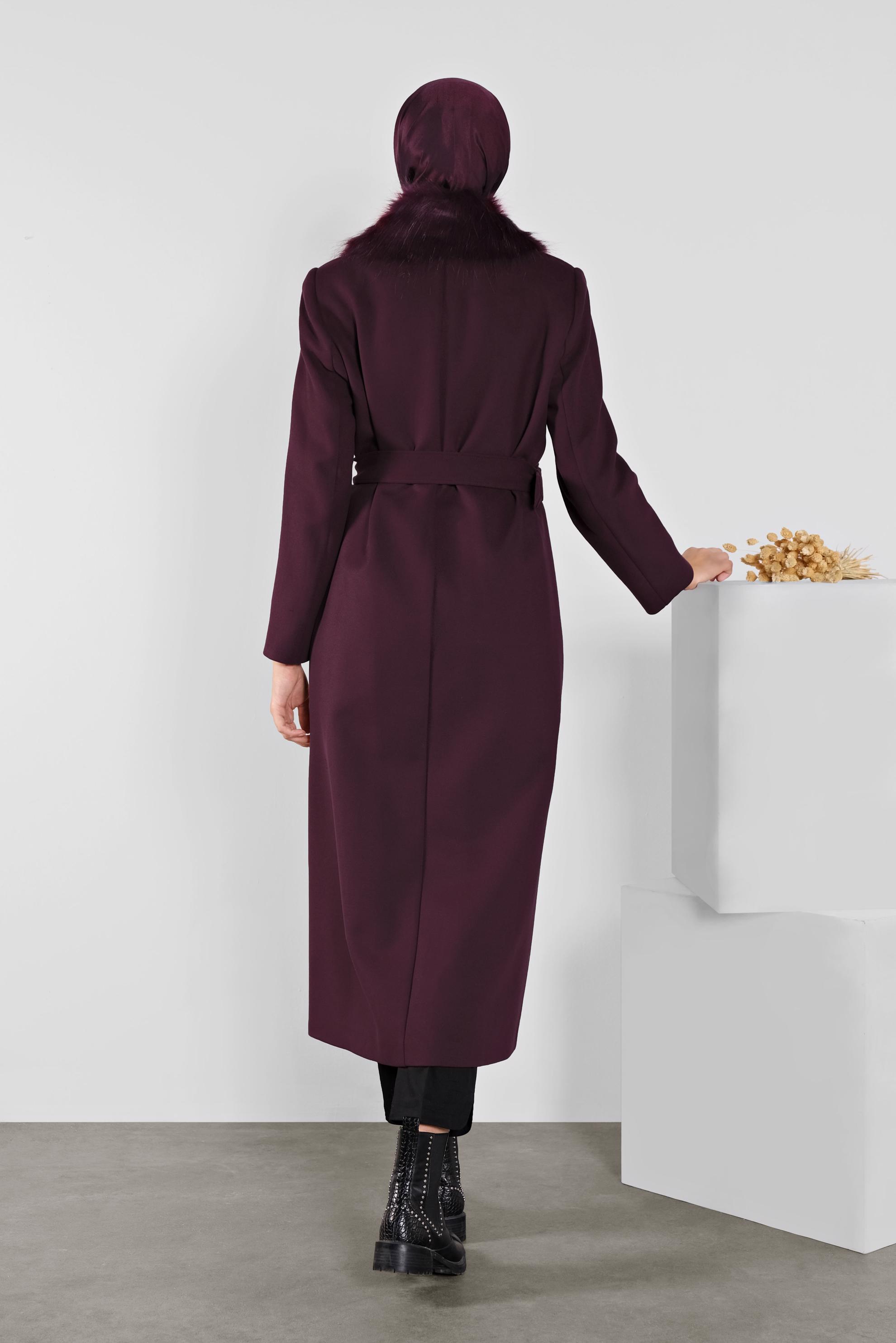 Tesettür giyim BORDO YAKASI KÜRKLÜ KEMERLİ MANTO 90104