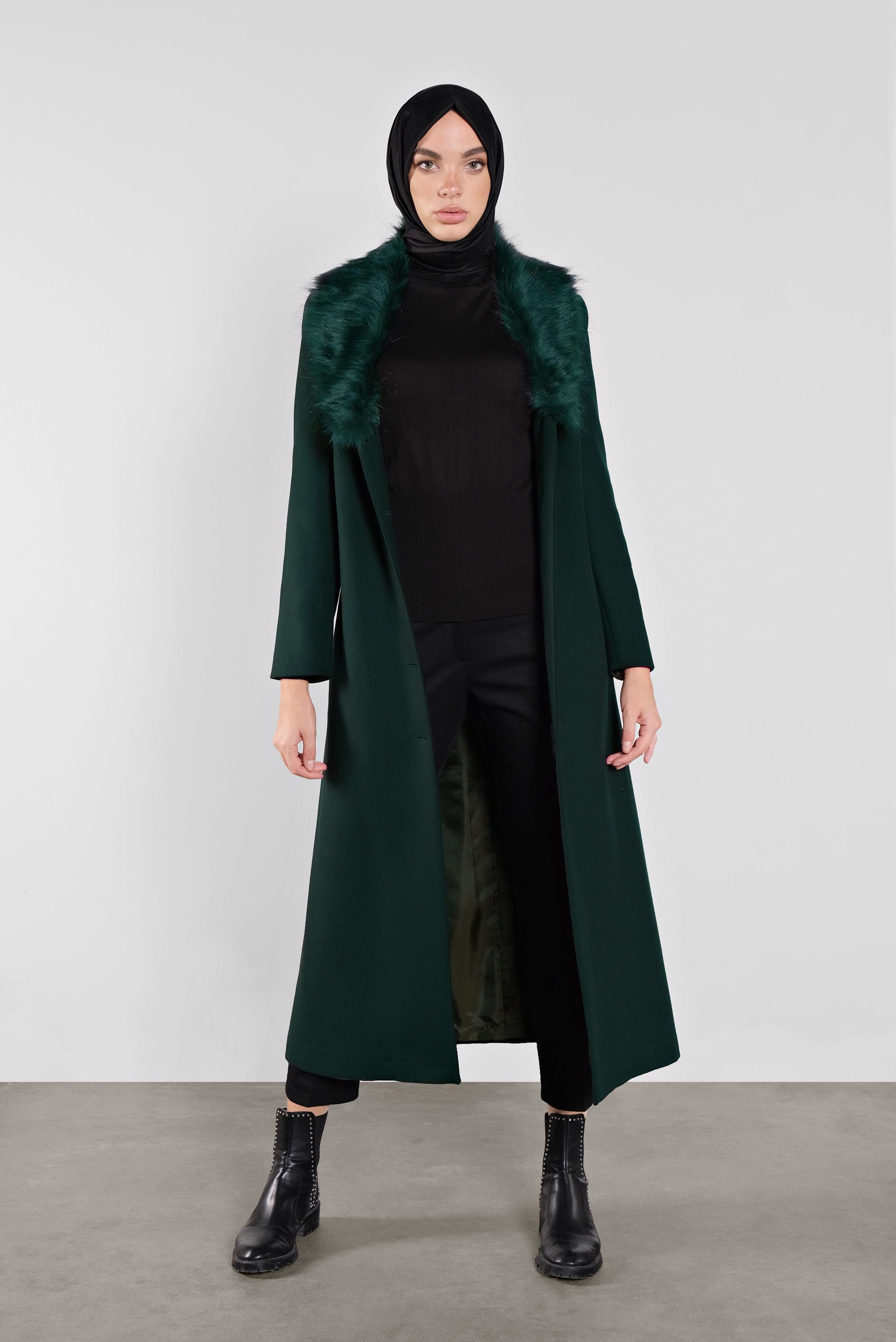 Tesettür giyim YEŞİL YAKASI KÜRKLÜ KEMERLİ MANTO 90104