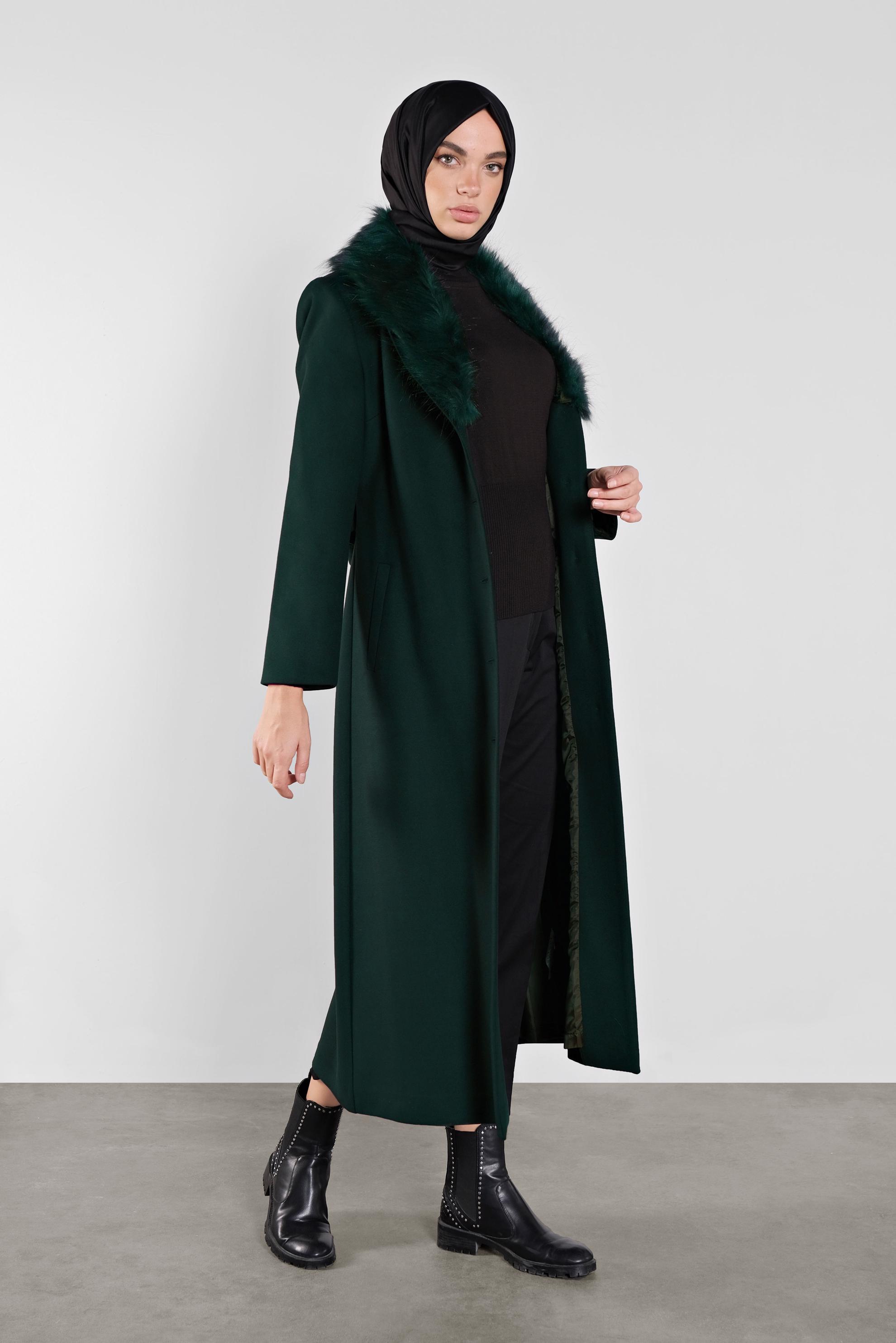 Tesettür giyim YEŞİL YAKASI KÜRKLÜ KEMERLİ MANTO 90104