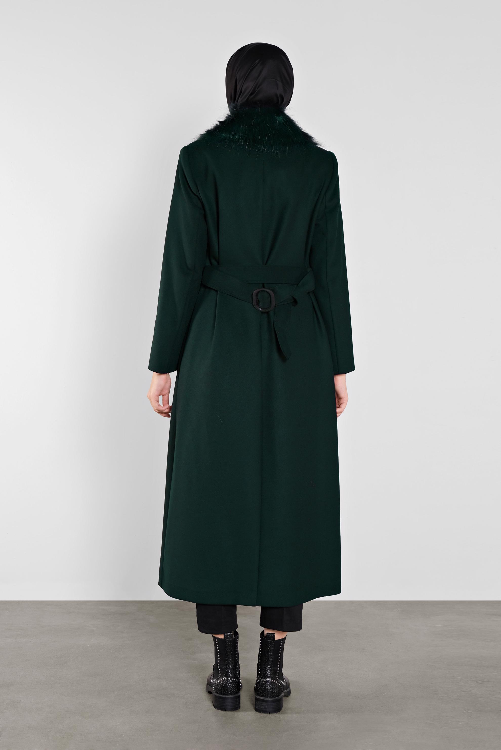 Tesettür giyim YEŞİL YAKASI KÜRKLÜ KEMERLİ MANTO 90104